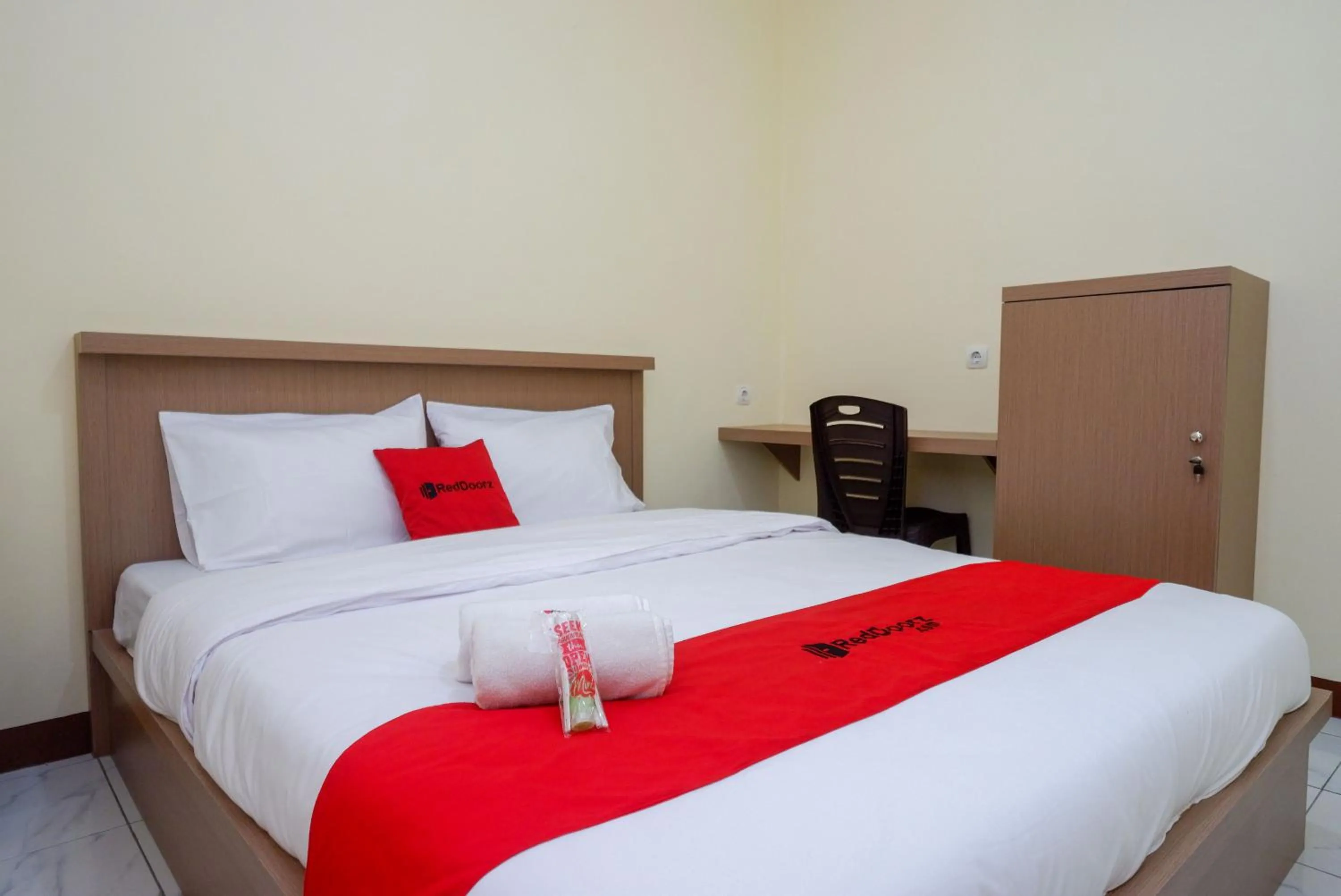 Bedroom, Bed in RedDoorz near Tugu Muda Semarang