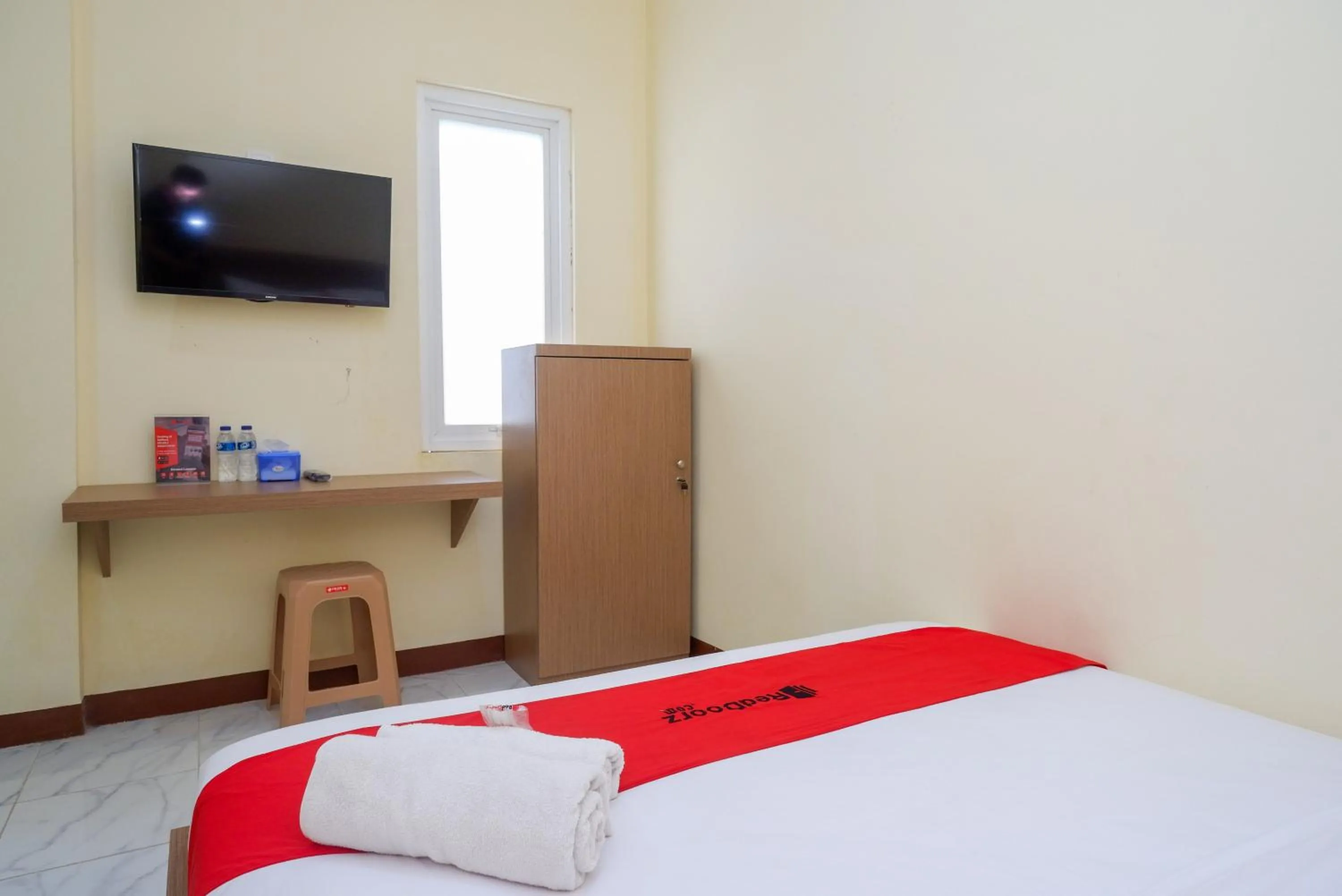 Bedroom, Bed in RedDoorz near Tugu Muda Semarang