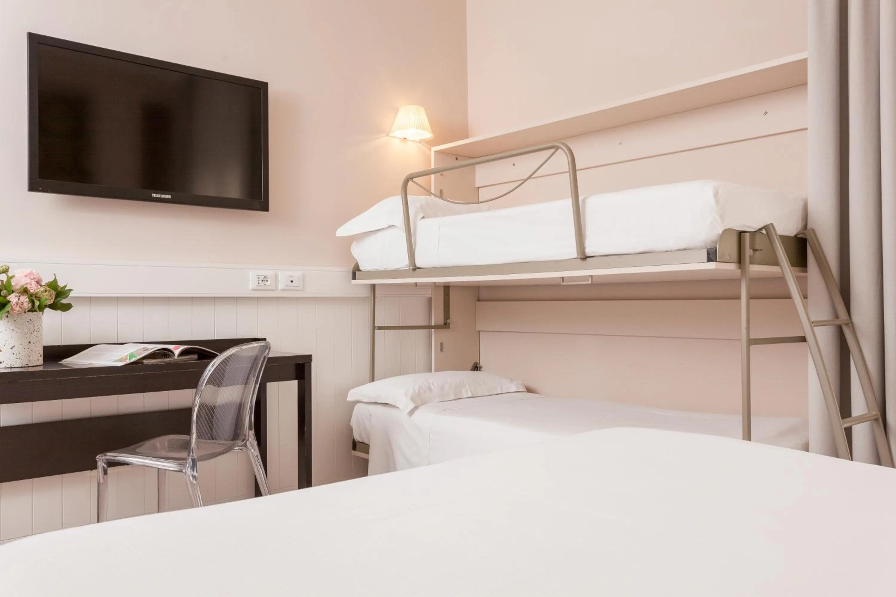 bunk bed, Bed in Hotel Villa Rosa Riviera