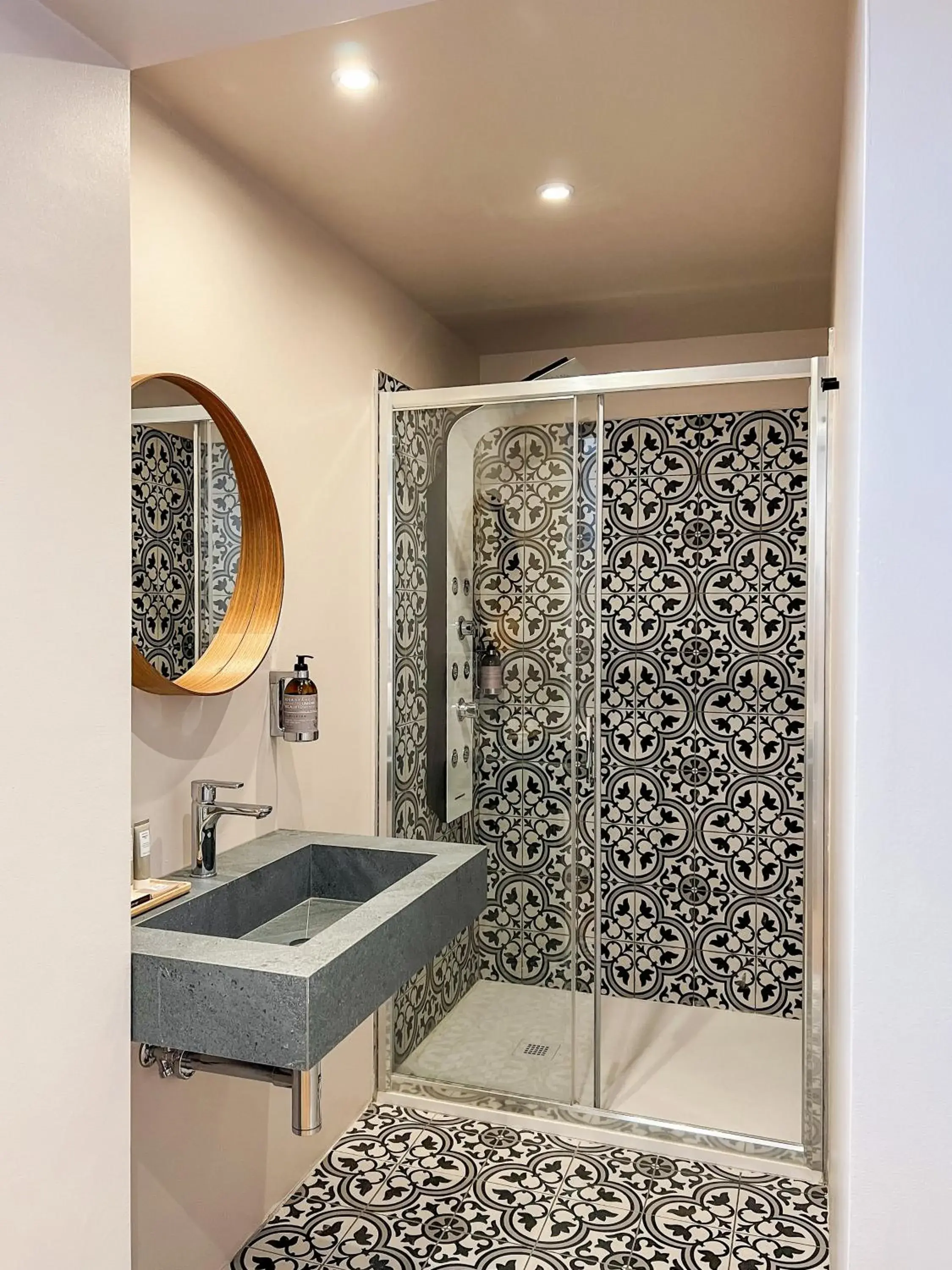 Bathroom in Hotel Villa Rosa Riviera Bathroom in Hotel Villa Rosa Riviera