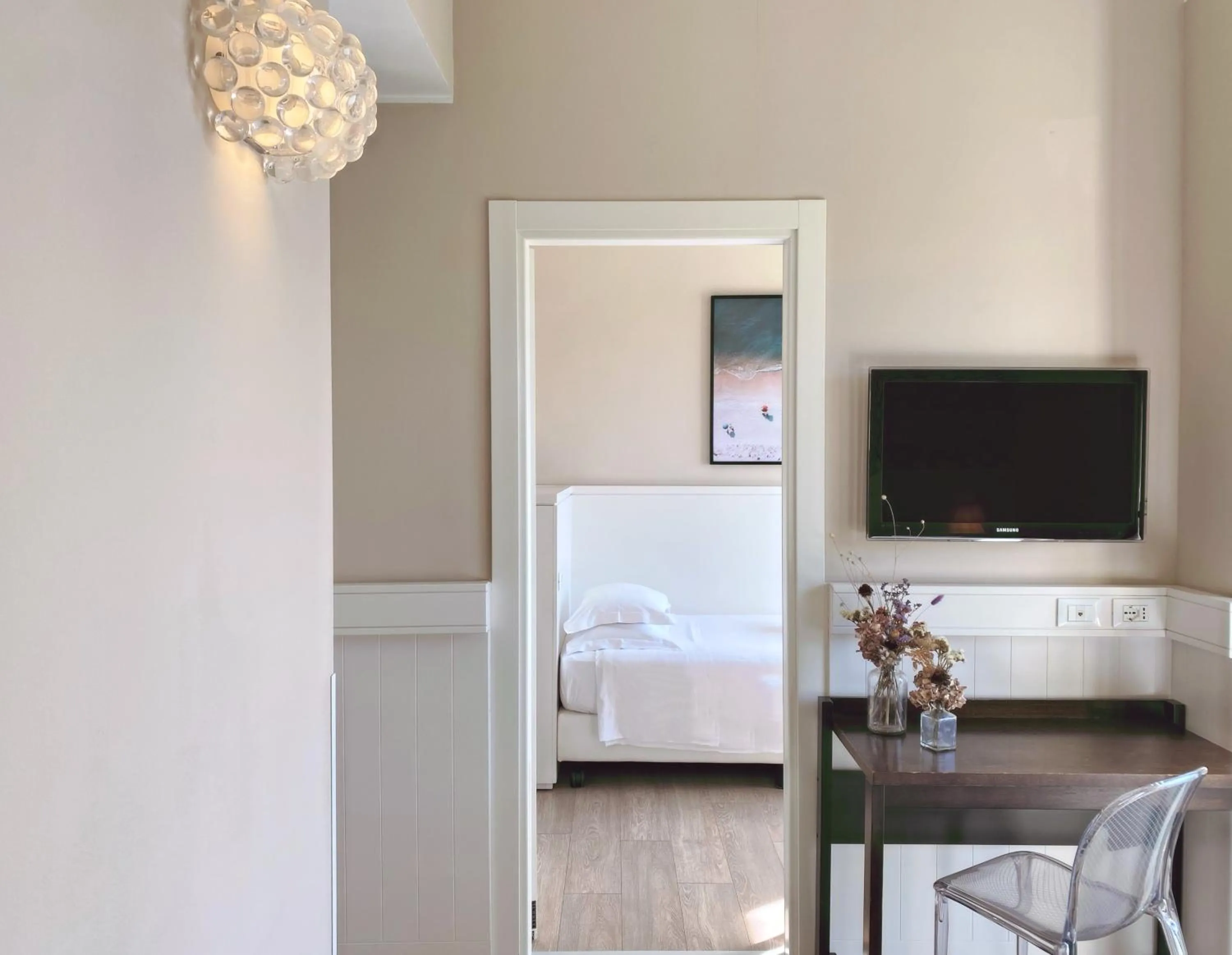 Communal lounge/ TV room, Bed in Hotel Villa Rosa Riviera