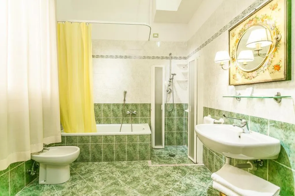 Shower in The One Firenze