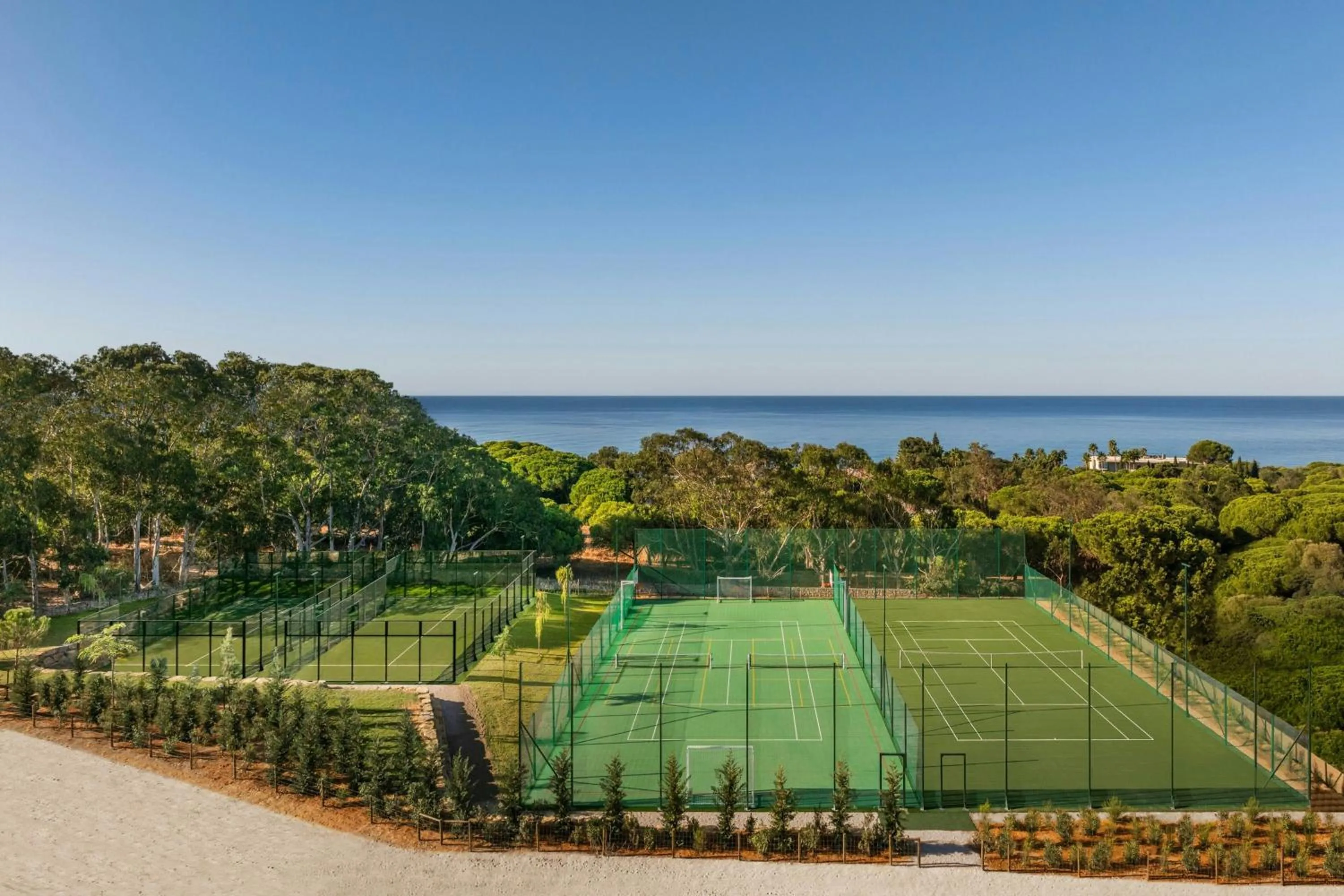 Tennis court in W Algarve