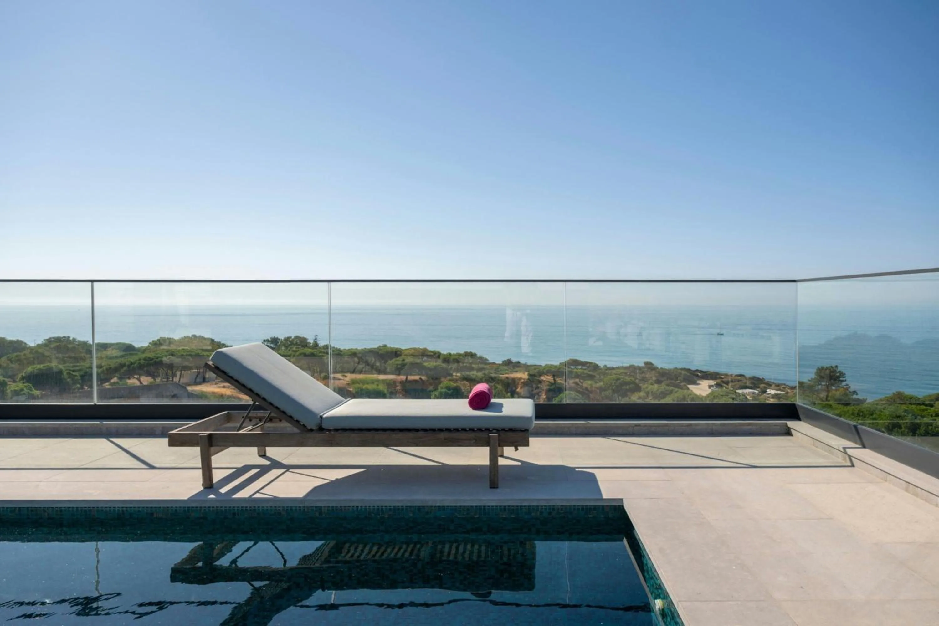 Photo of the whole room in W Algarve