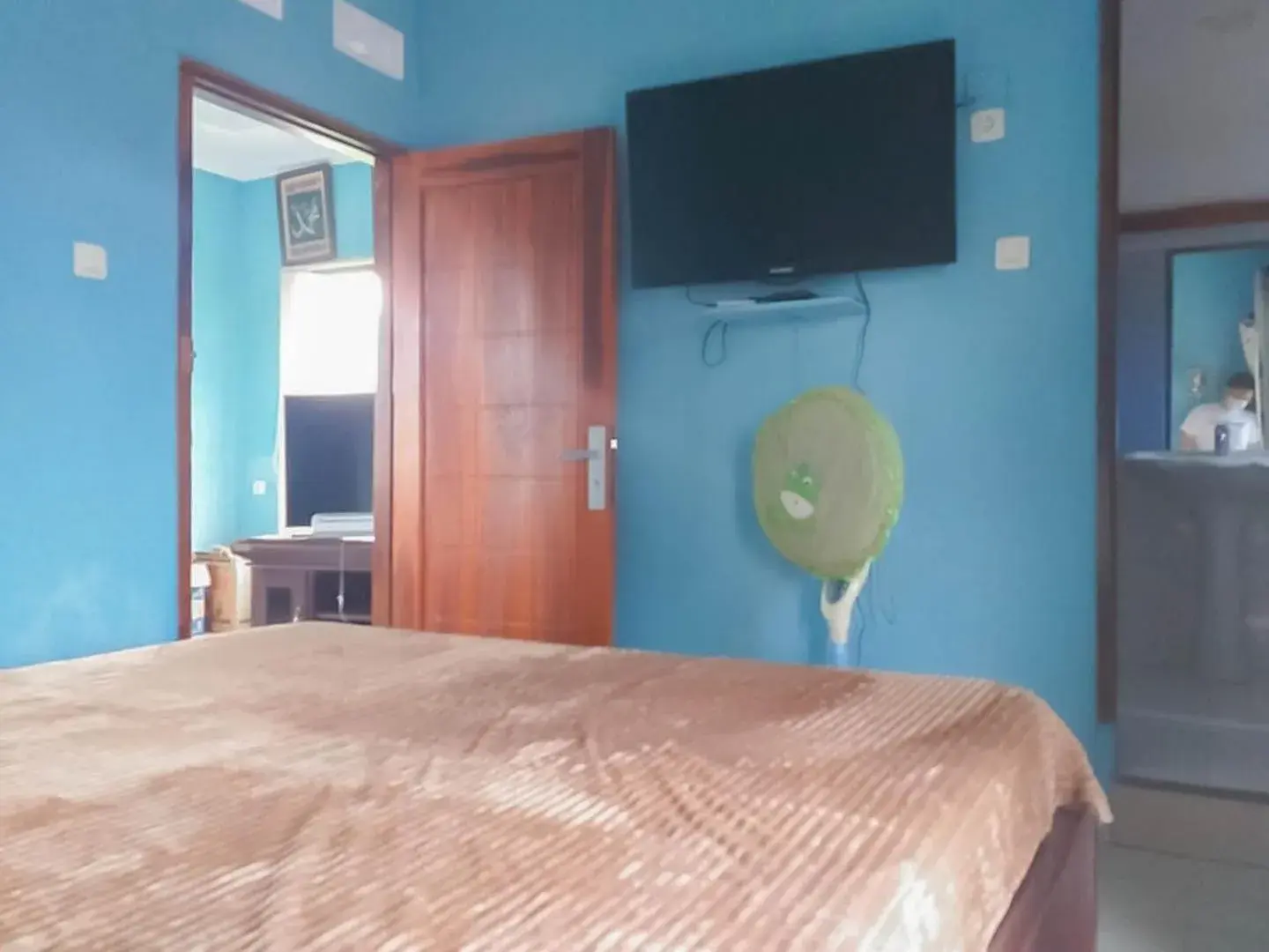 TV and multimedia, Bed in Saung Aligo Syariah RedPartner TV and multimedia, Bed in Saung Aligo Syariah RedPartner