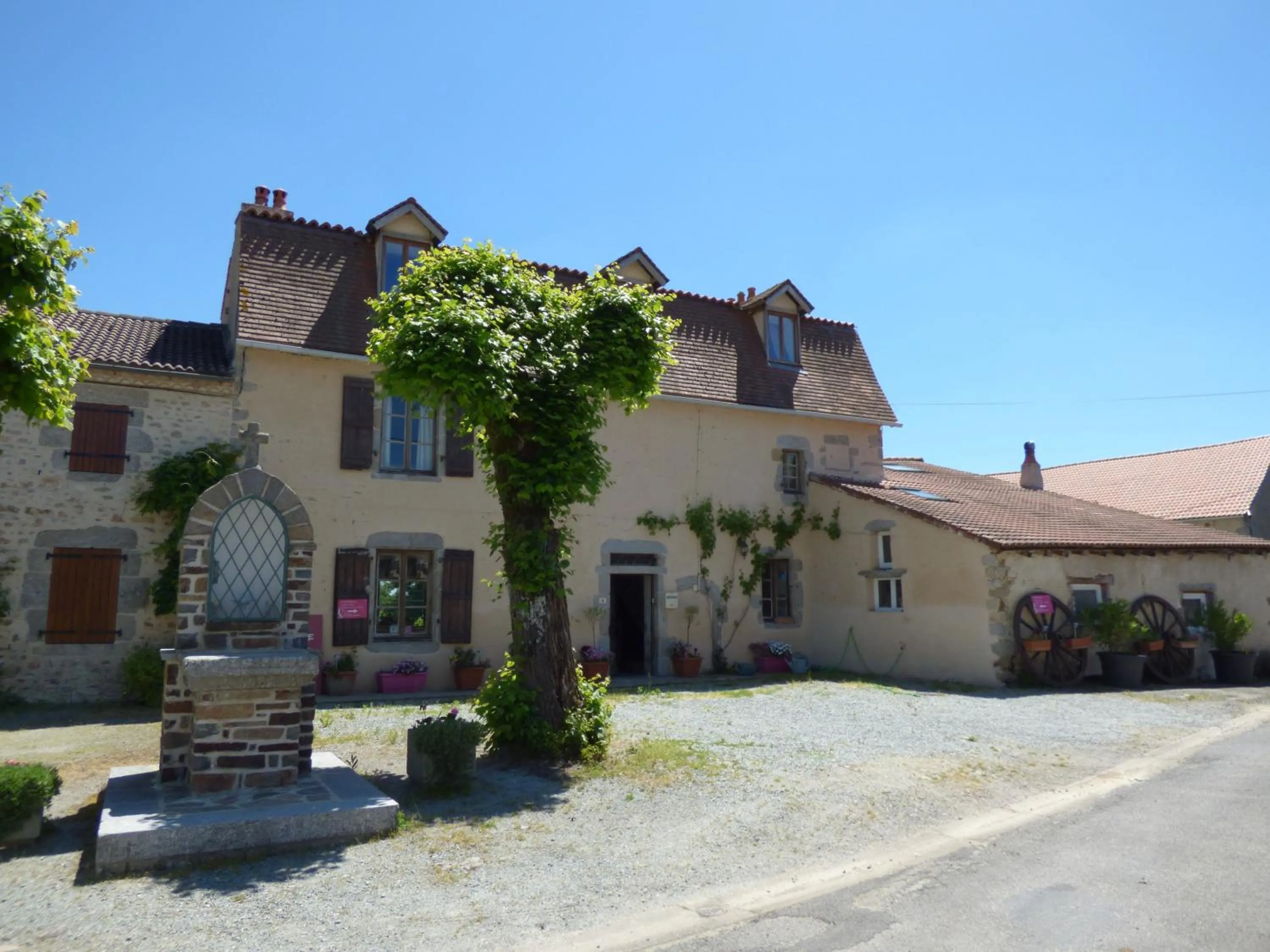 Facade/entrance in L'Ancien Presbytère Chambres D'hote ou Gite