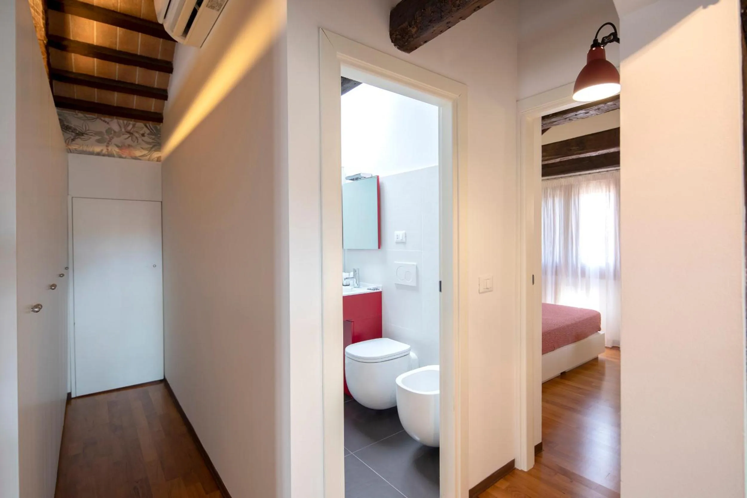 Bathroom, Bed in Ca' della Scimmia - Rialto - Venice