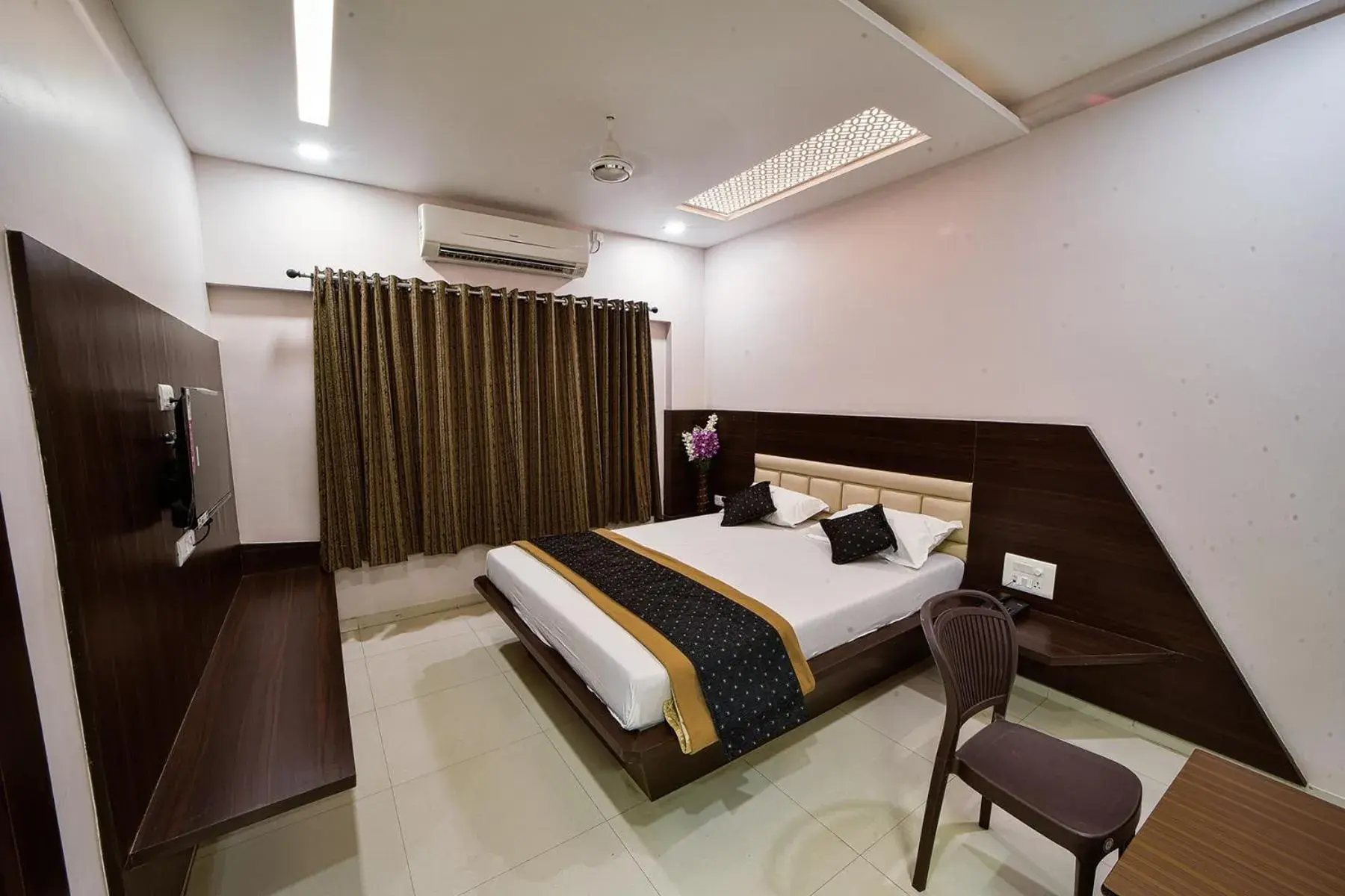 Photo of the whole room, Bed in Hotel Shree Annapurana, Kolhapur Panhala Road Photo of the whole room, Bed in Hotel Shree Annapurana, Kolhapur Panhala Road