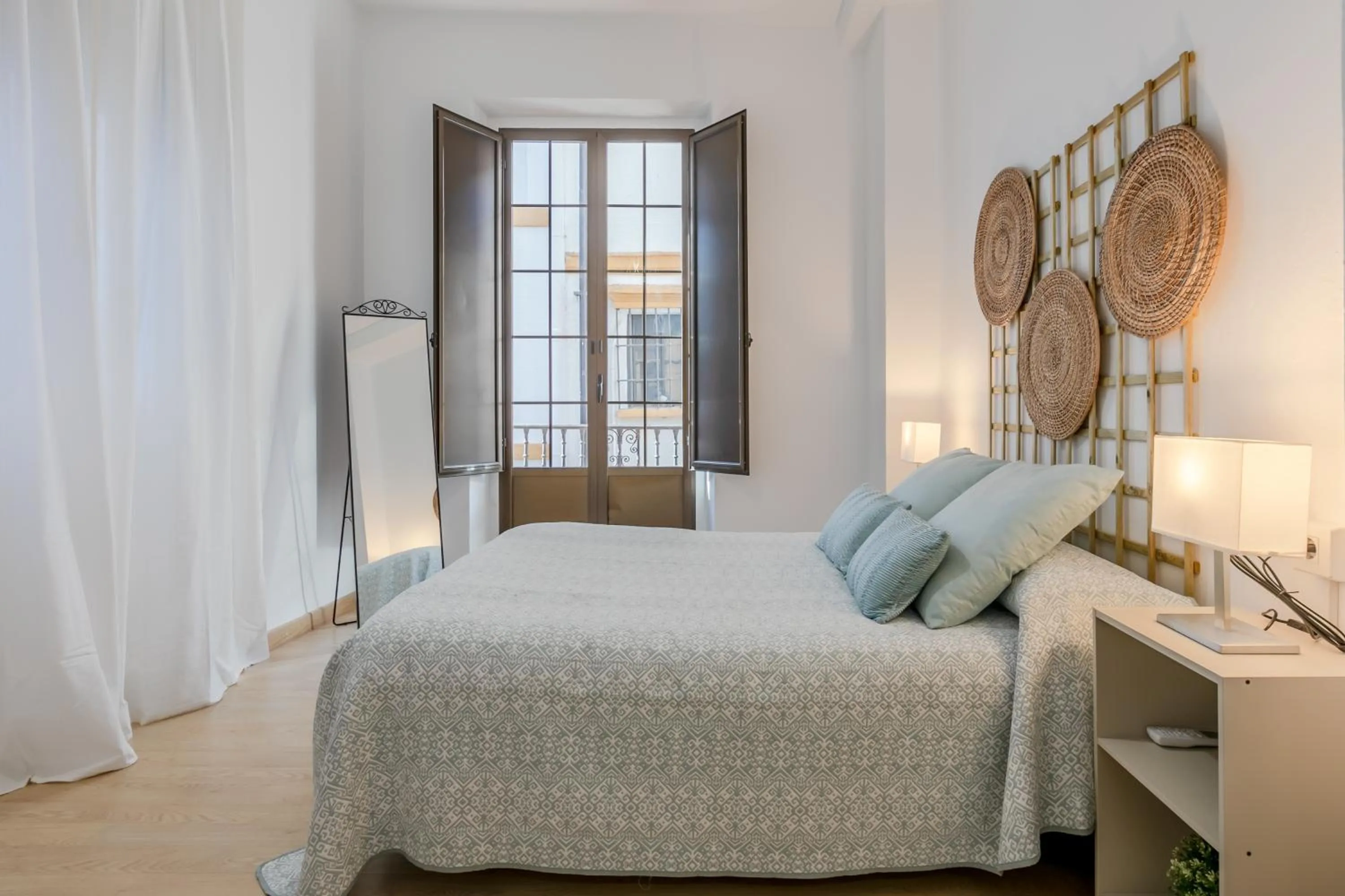 Bedroom, Bed in AvantiStays La Campana, con un balcón que te enamorará del ambiente de Sevilla