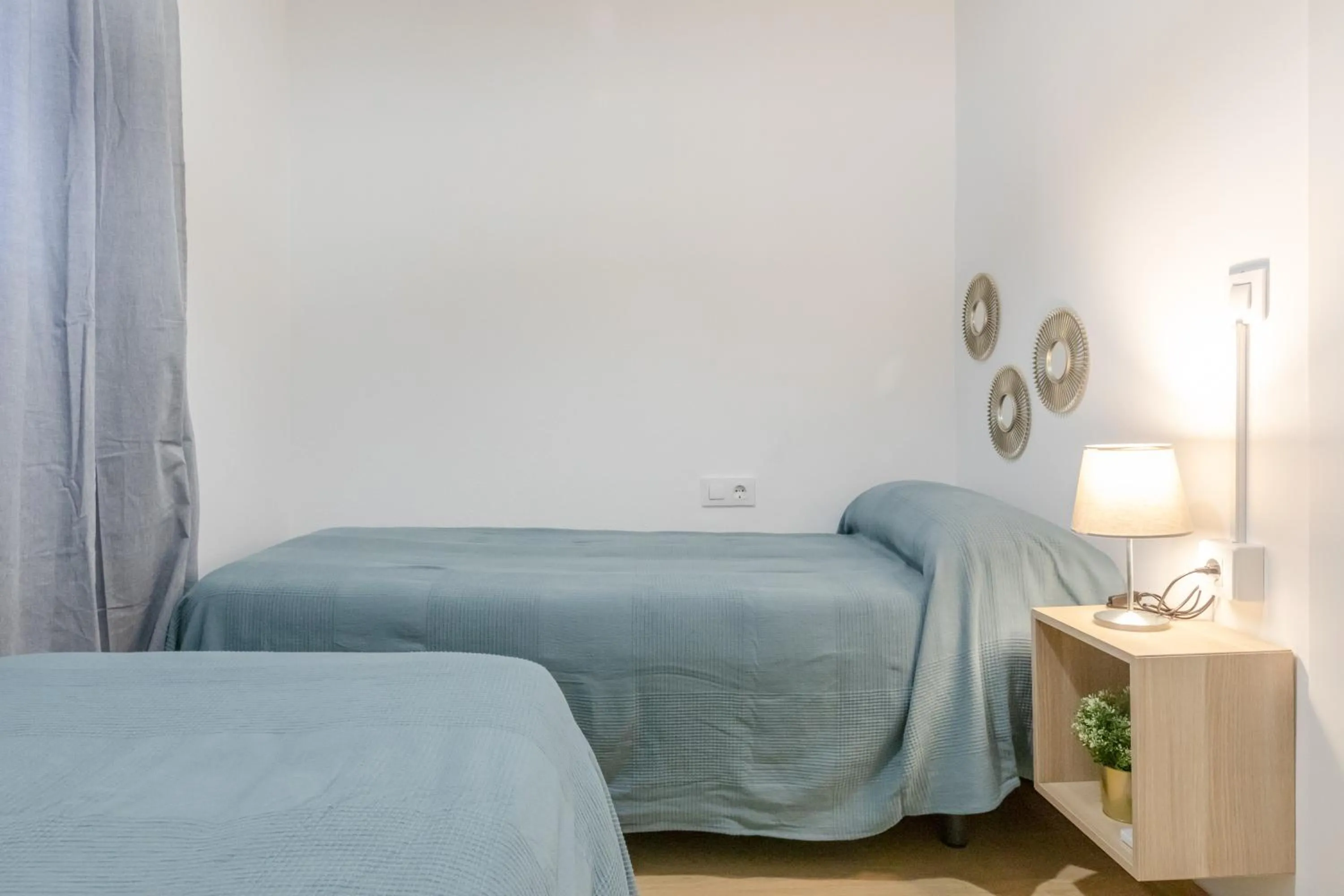 Bedroom, Bed in AvantiStays La Campana, con un balcón que te enamorará del ambiente de Sevilla