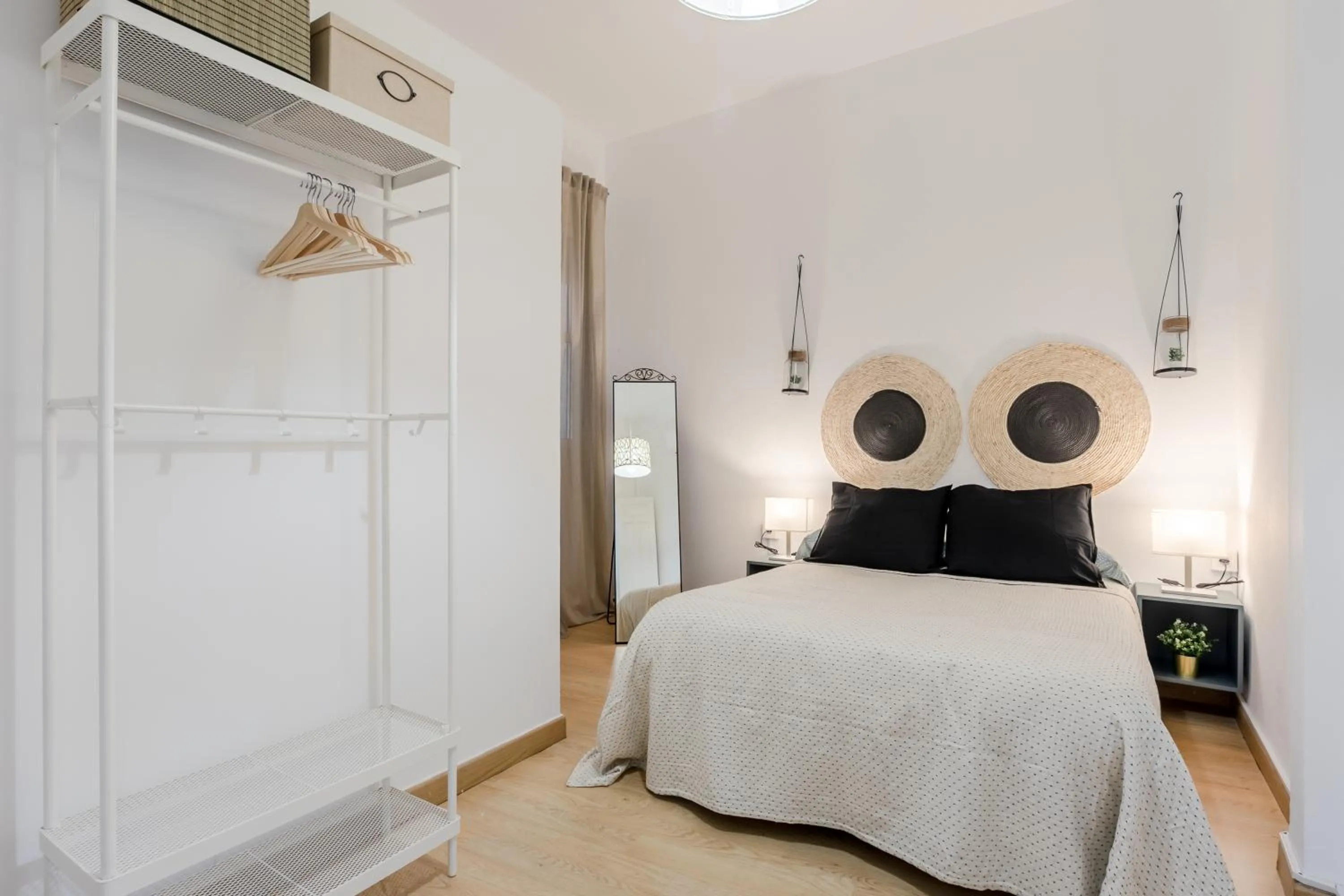 Bedroom, Bed in AvantiStays La Campana, con un balcón que te enamorará del ambiente de Sevilla