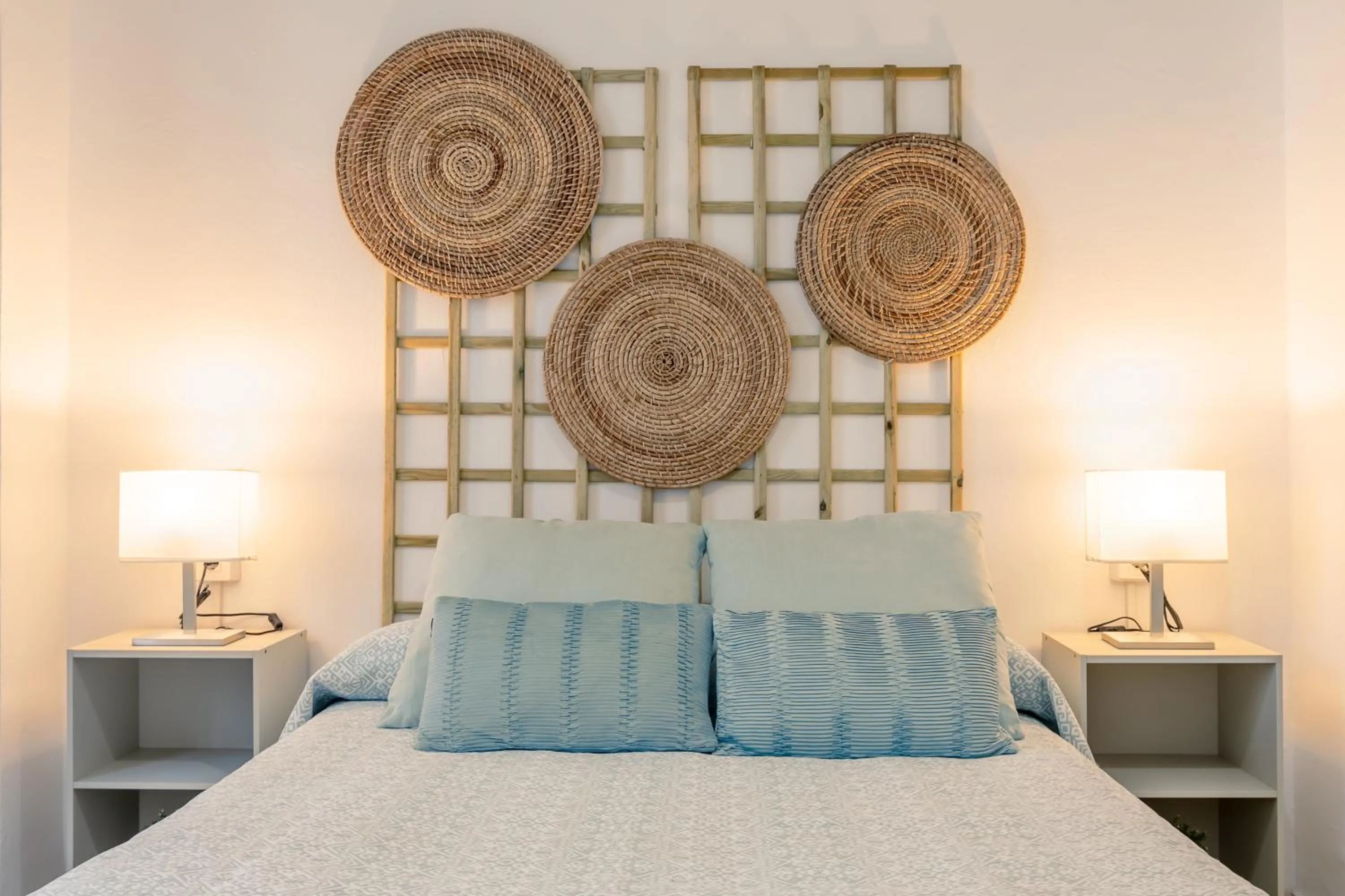 Bed in AvantiStays La Campana, con un balcón que te enamorará del ambiente de Sevilla
