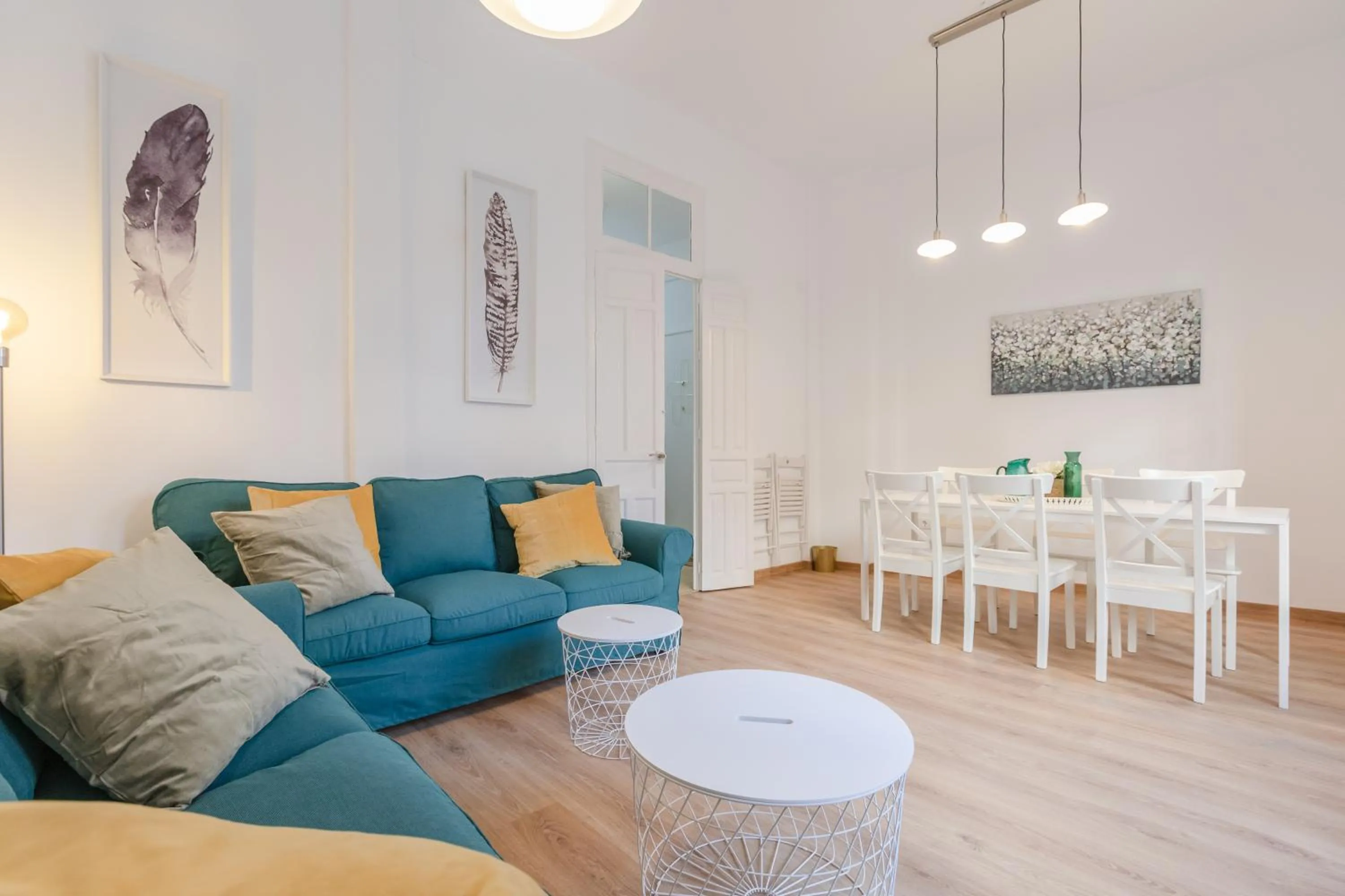 Living room in AvantiStays La Campana, con un balcón que te enamorará del ambiente de Sevilla