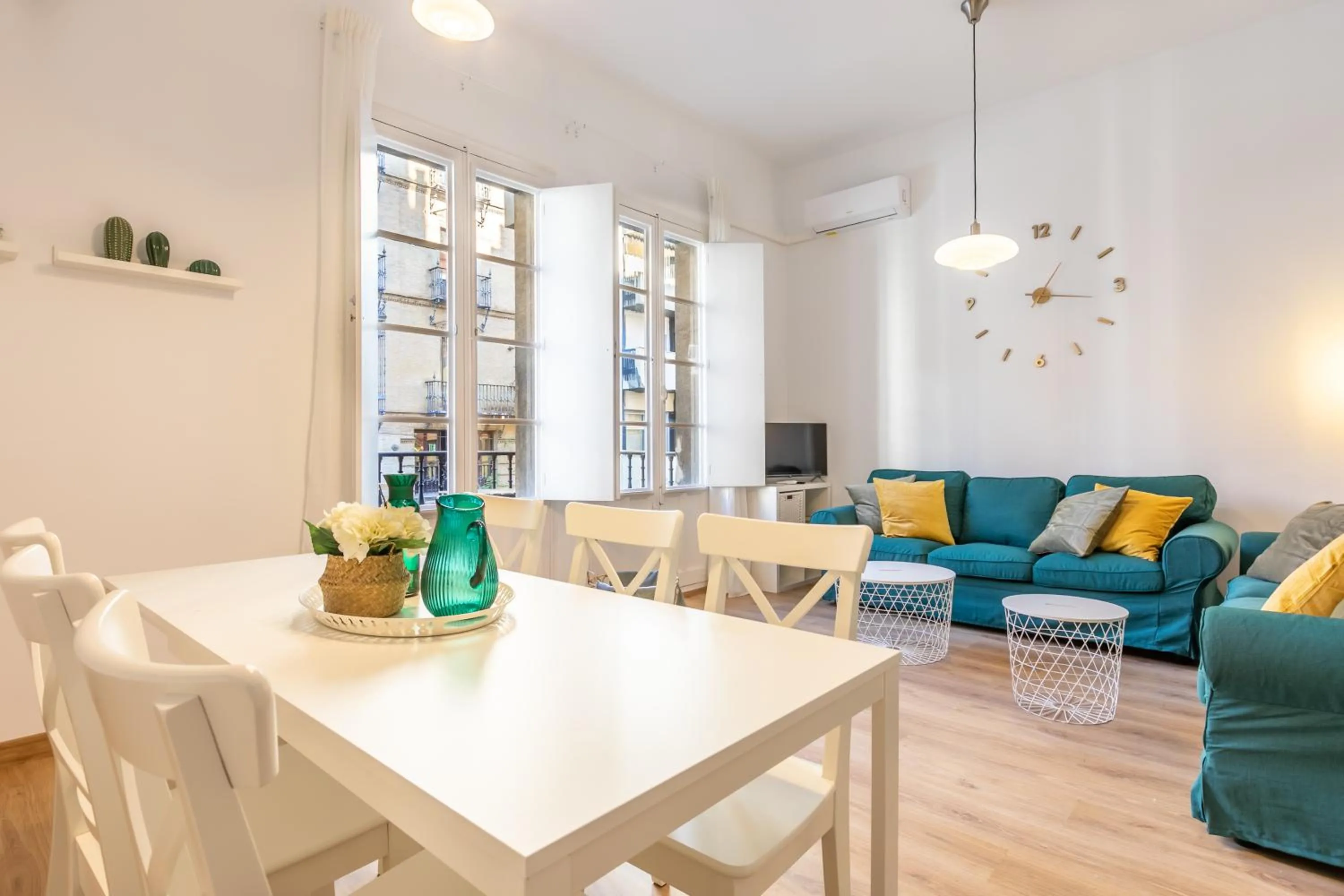 Living room in AvantiStays La Campana, con un balcón que te enamorará del ambiente de Sevilla