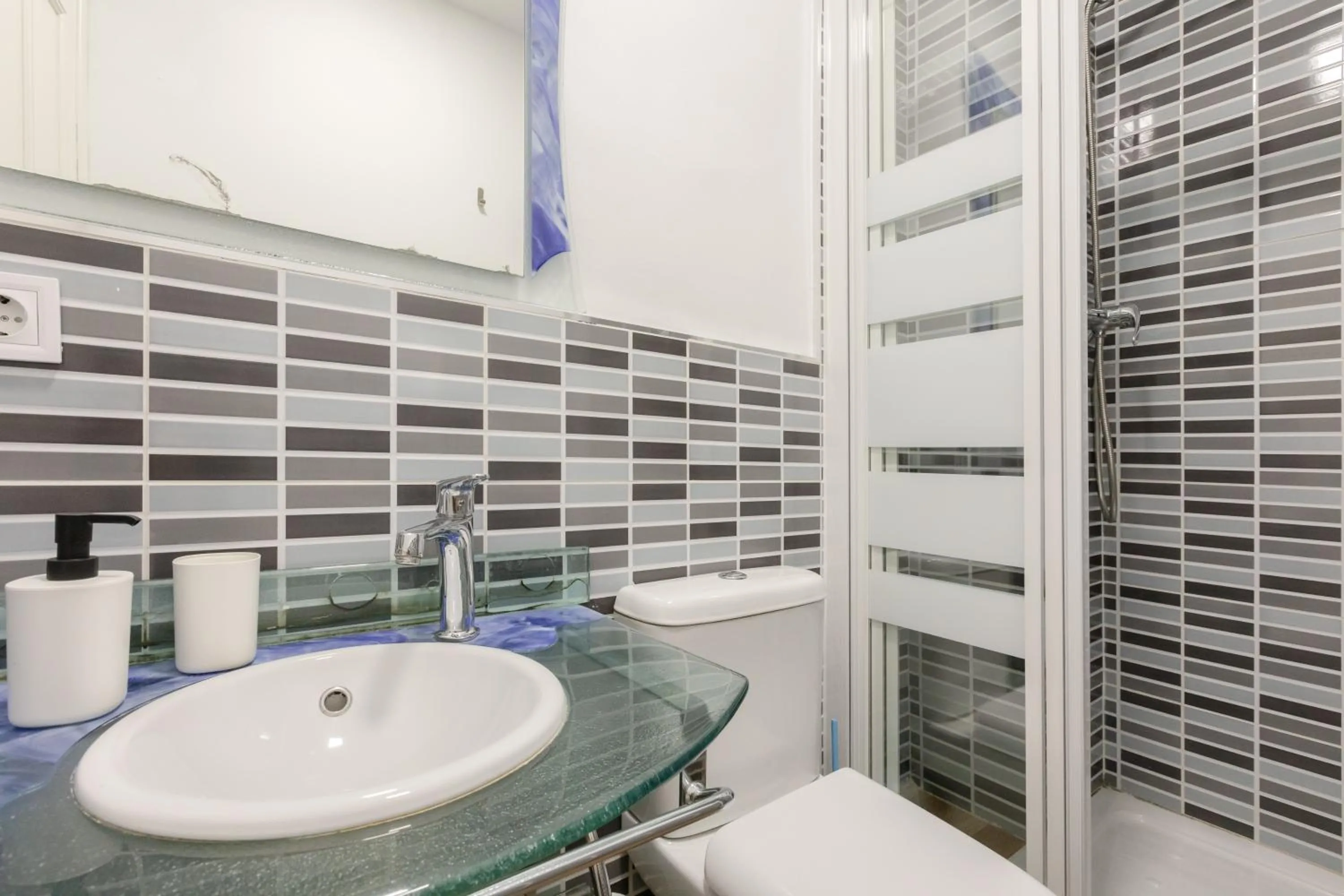 Bathroom in AvantiStays La Campana, con un balcón que te enamorará del ambiente de Sevilla