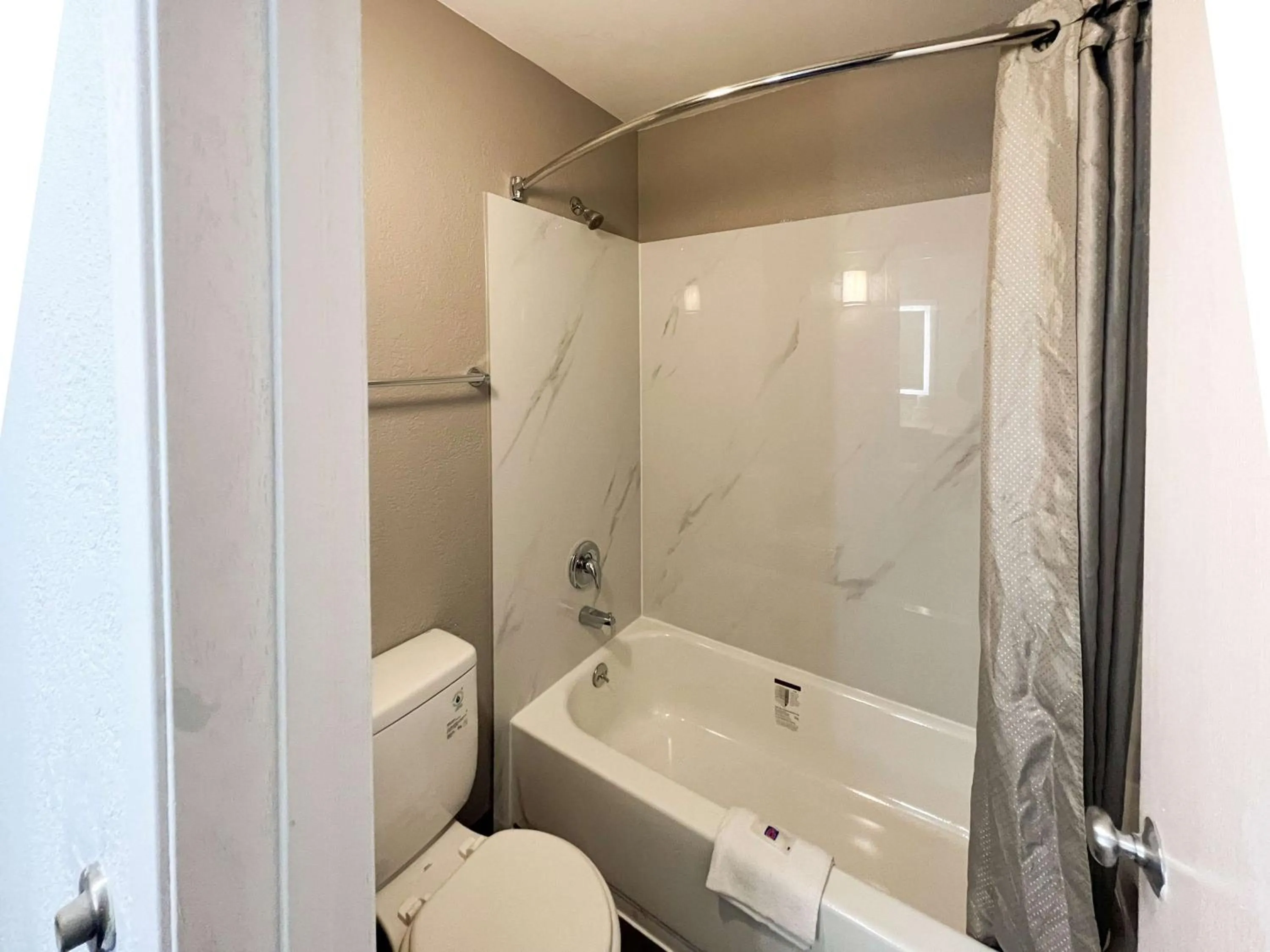 Bedroom in Studio 6 Altoona, IA - Des Moines East