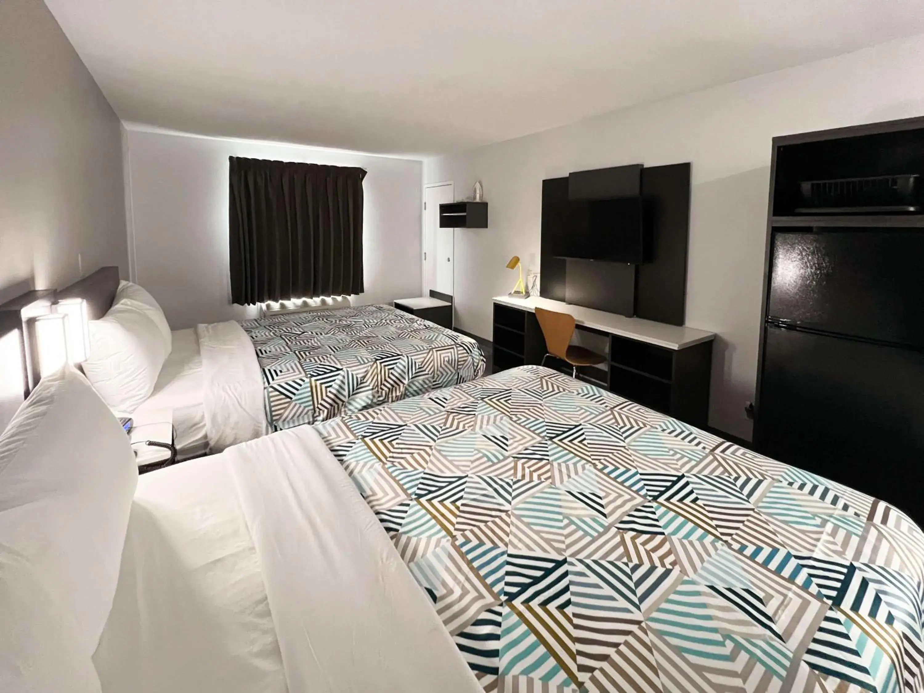 Bedroom, Bed in Studio 6 Altoona, IA - Des Moines East Bedroom, Bed in Studio 6 Altoona, IA - Des Moines East