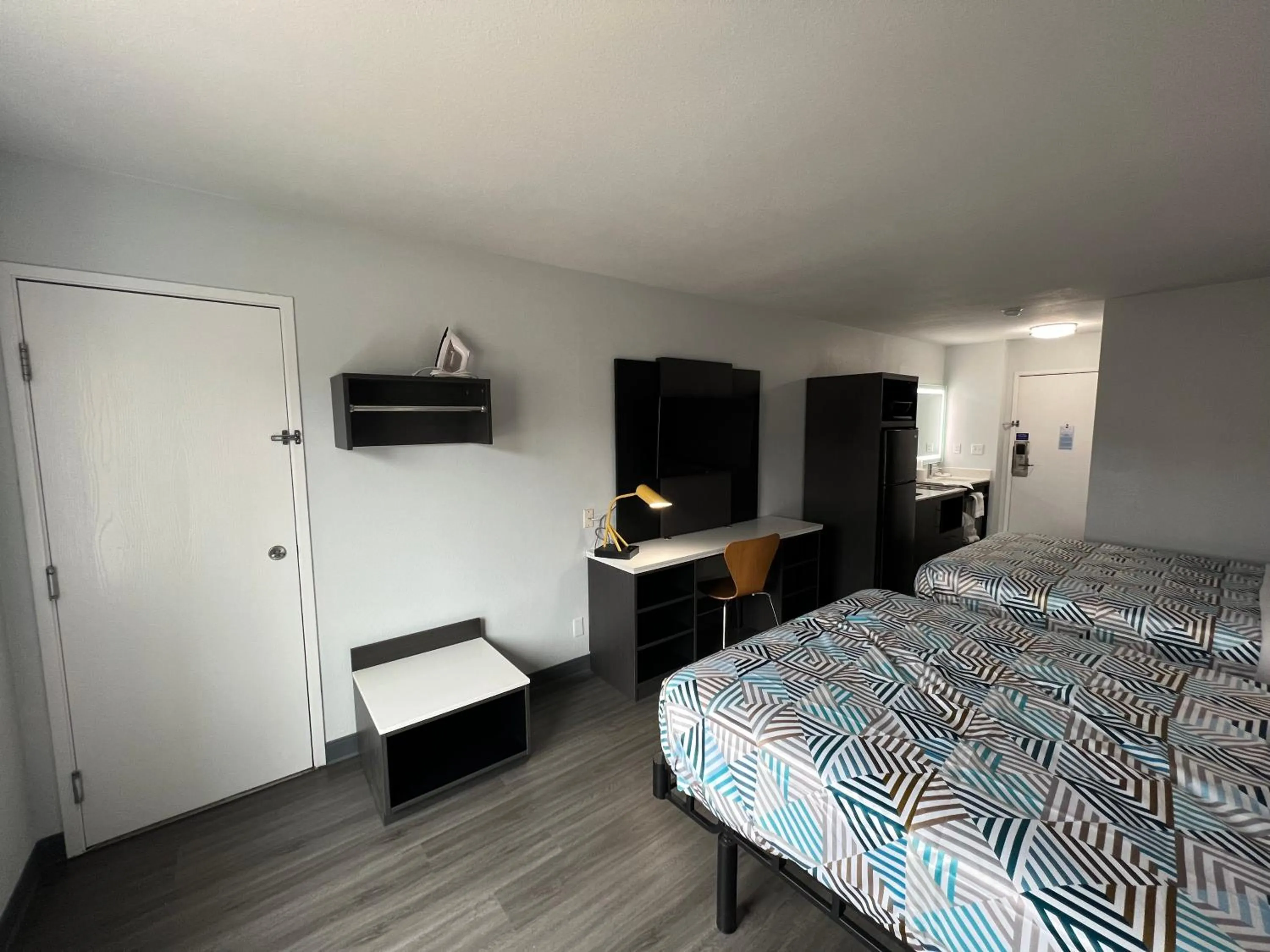 Bedroom, Bed in Studio 6 Altoona, IA - Des Moines East