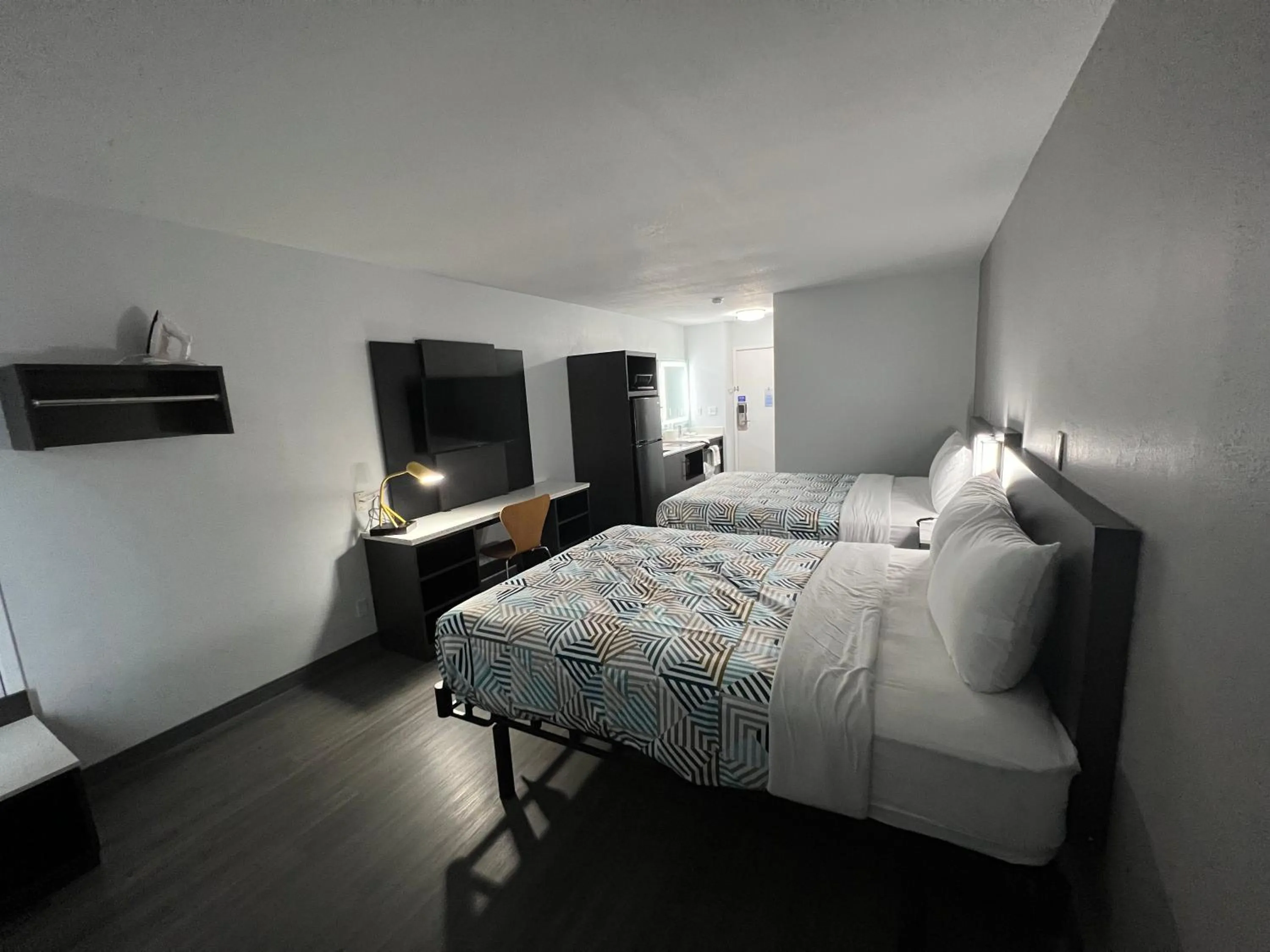 Bedroom, Bed in Studio 6 Altoona, IA - Des Moines East