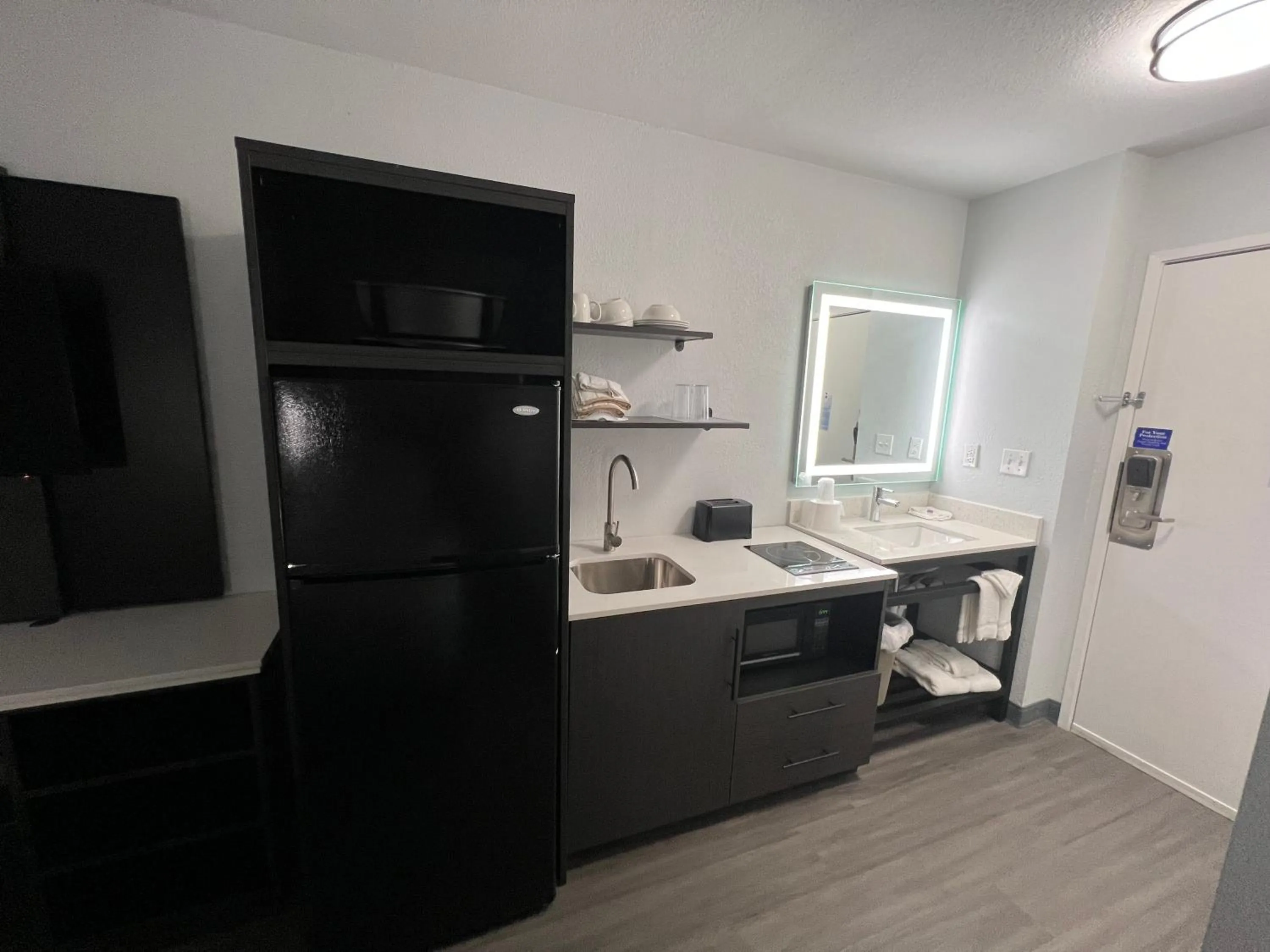 Kitchen or kitchenette in Studio 6 Altoona, IA - Des Moines East