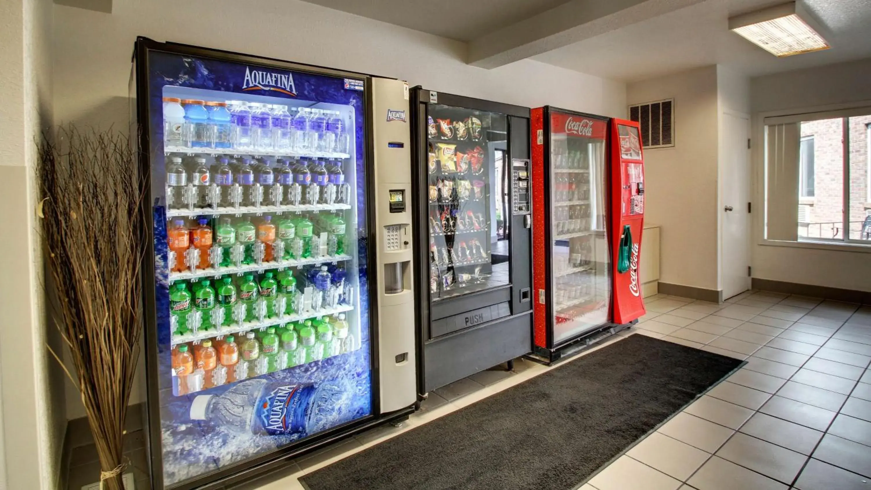 Property building in Studio 6 Altoona, IA - Des Moines East Property building in Studio 6 Altoona, IA - Des Moines East