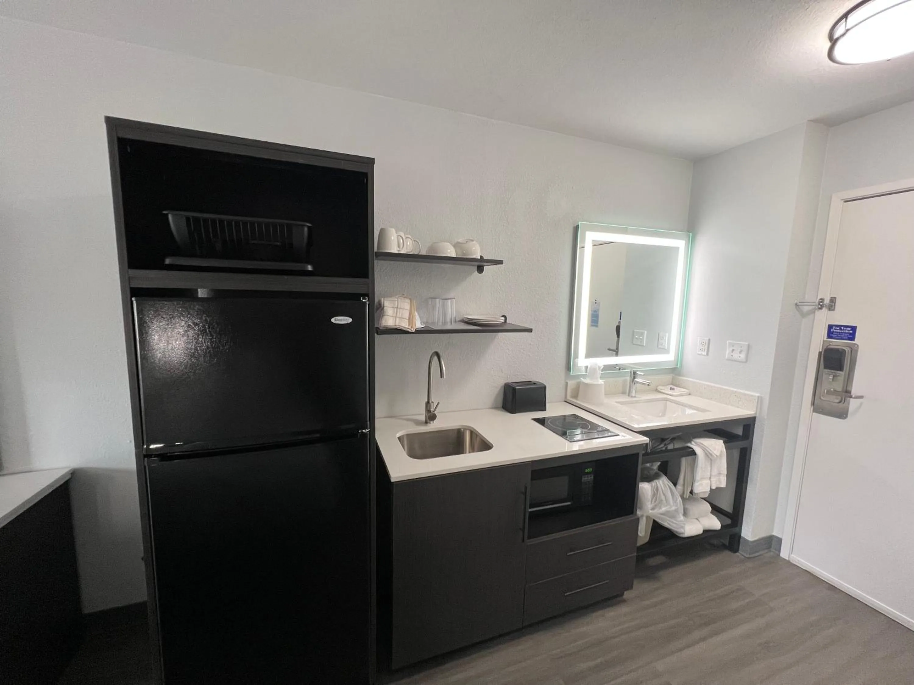 Kitchen or kitchenette in Studio 6 Altoona, IA - Des Moines East