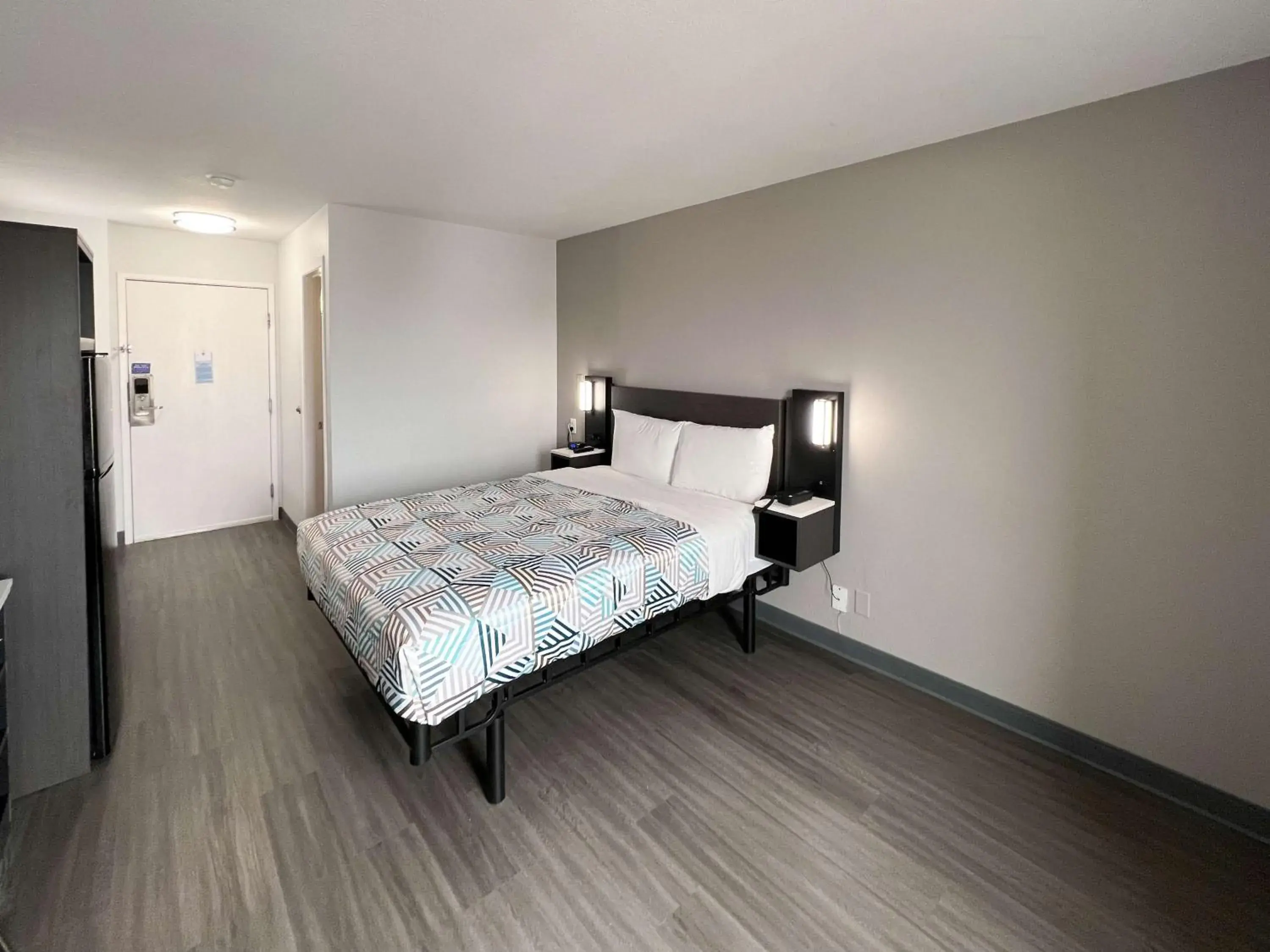 Bedroom, Bed in Studio 6 Altoona, IA - Des Moines East Bedroom, Bed in Studio 6 Altoona, IA - Des Moines East