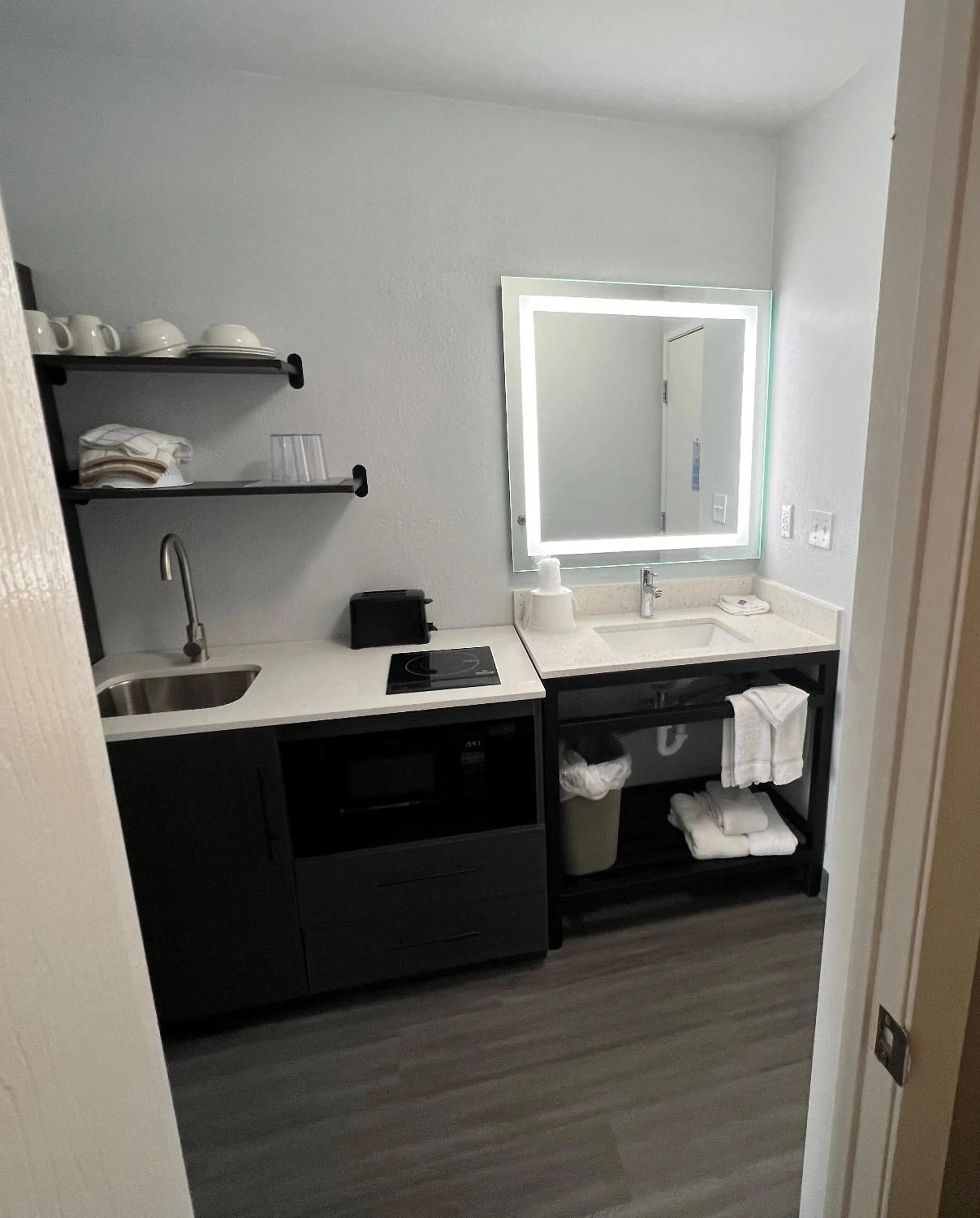 Kitchen or kitchenette in Studio 6 Altoona, IA - Des Moines East