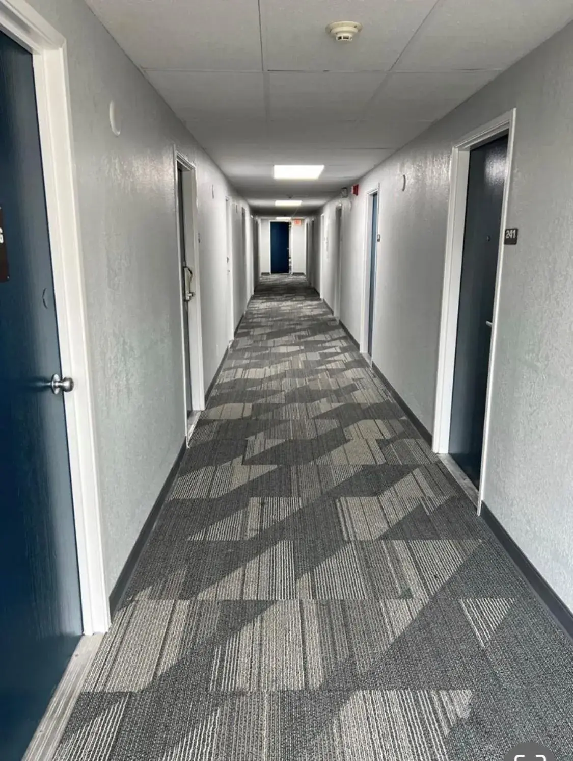 Property building in Studio 6 Altoona, IA - Des Moines East Property building in Studio 6 Altoona, IA - Des Moines East