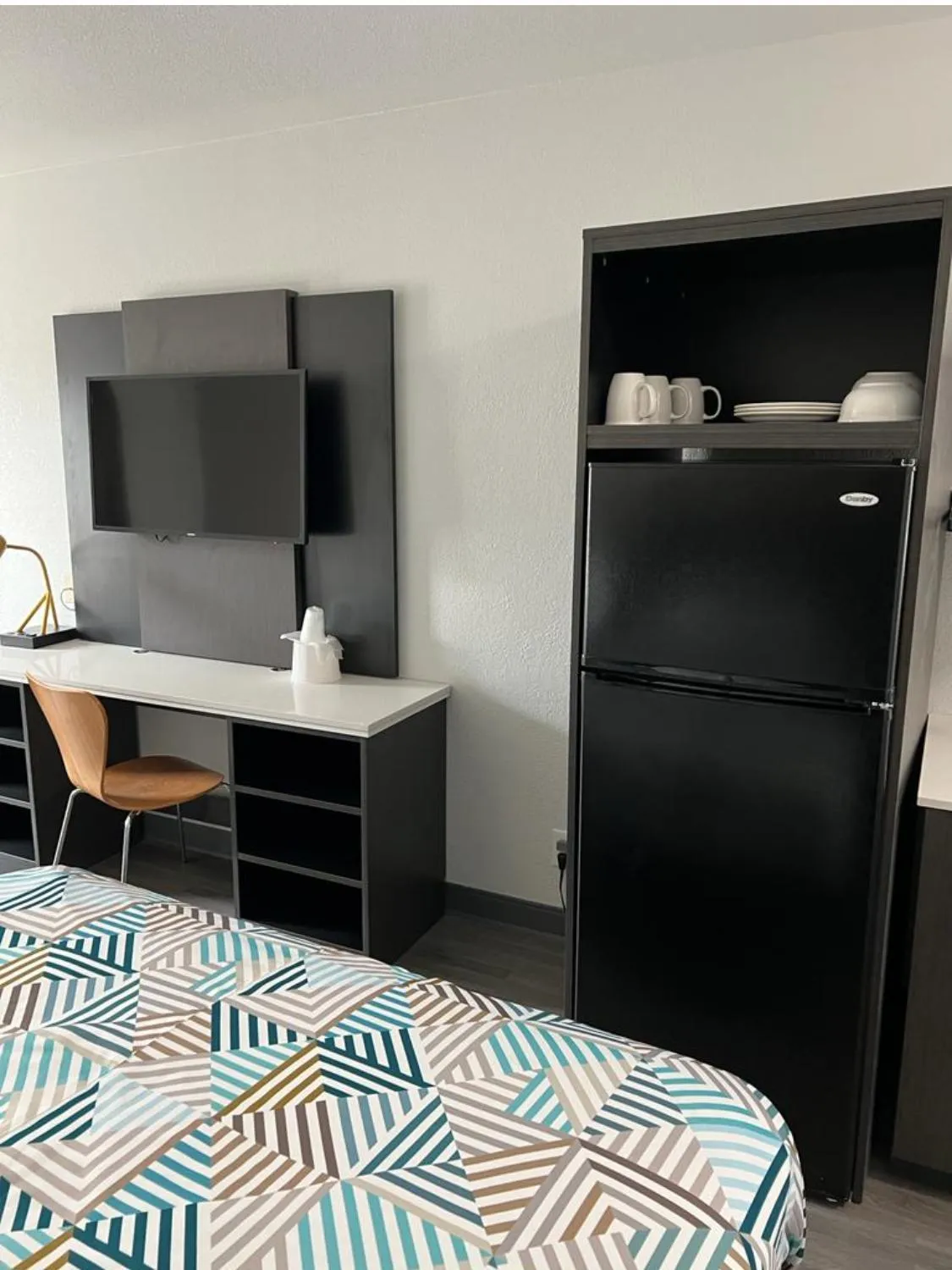 kitchen, Bed in Studio 6 Altoona, IA - Des Moines East