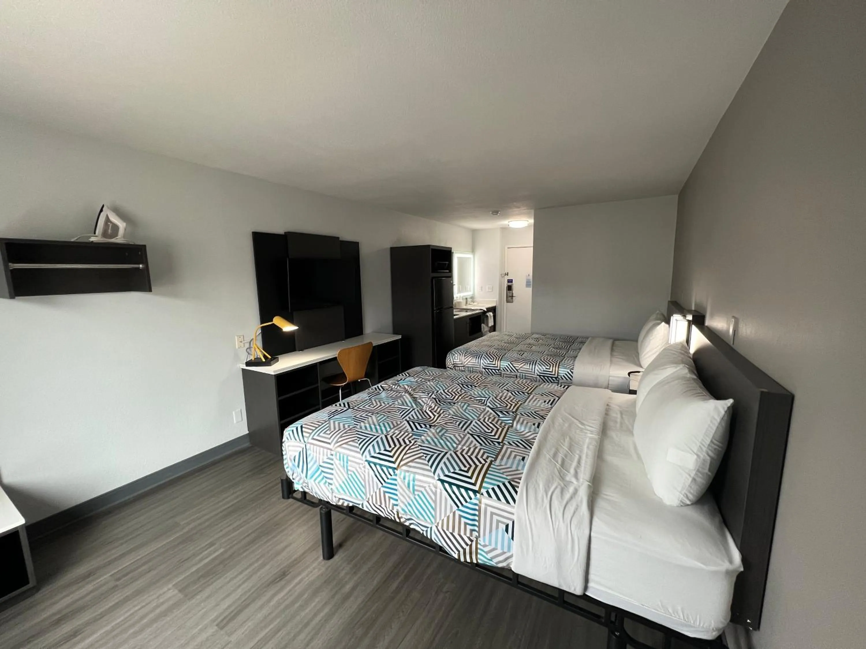 Bedroom, Bed in Studio 6 Altoona, IA - Des Moines East