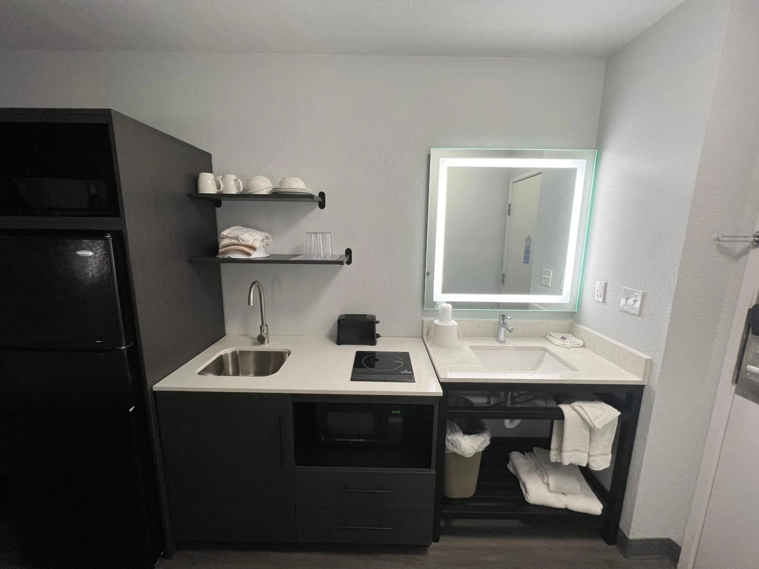 Kitchen or kitchenette in Studio 6 Altoona, IA - Des Moines East