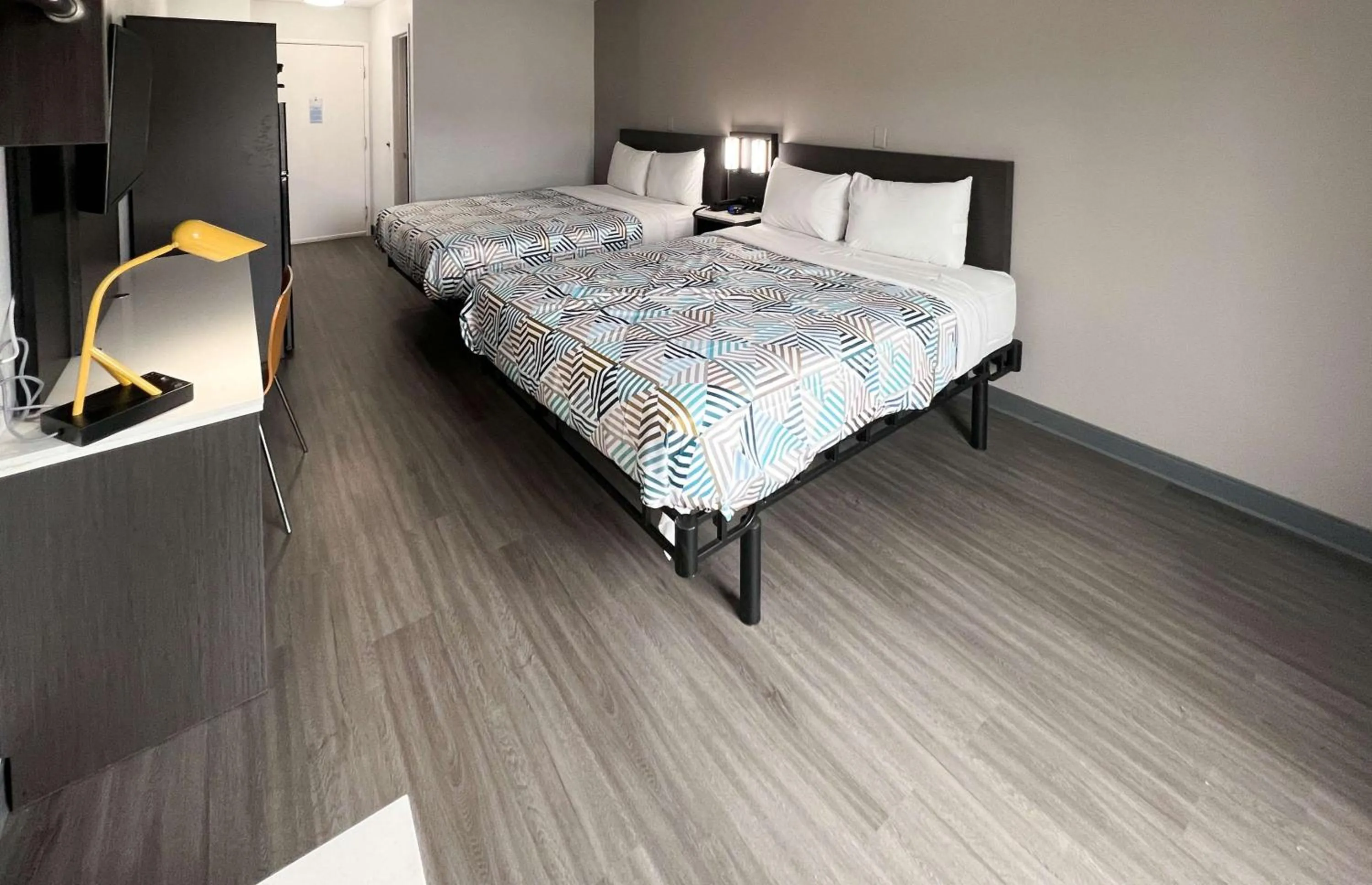 Bedroom, Bed in Studio 6 Altoona, IA - Des Moines East