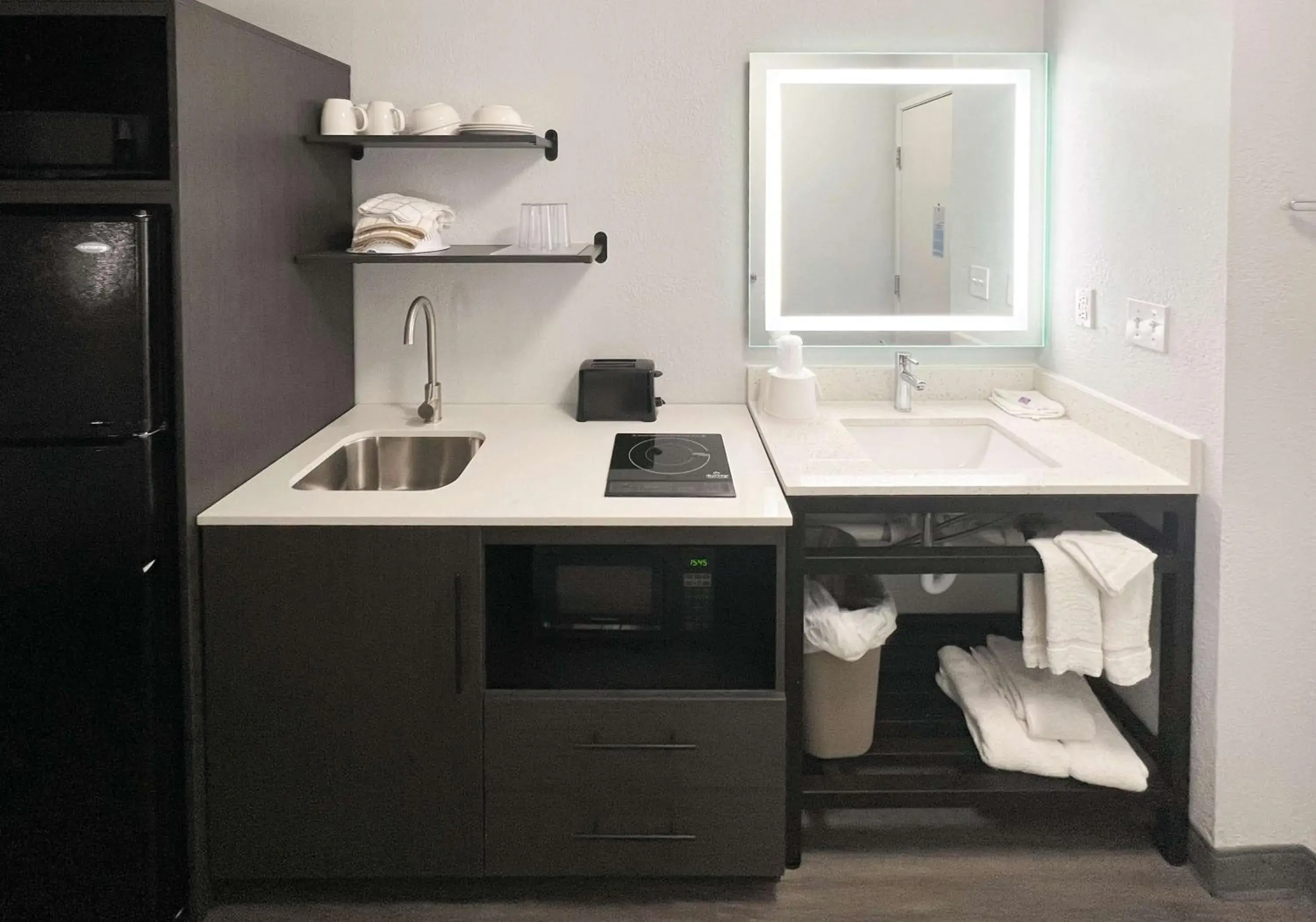 Photo of the whole room in Studio 6 Altoona, IA - Des Moines East Photo of the whole room in Studio 6 Altoona, IA - Des Moines East