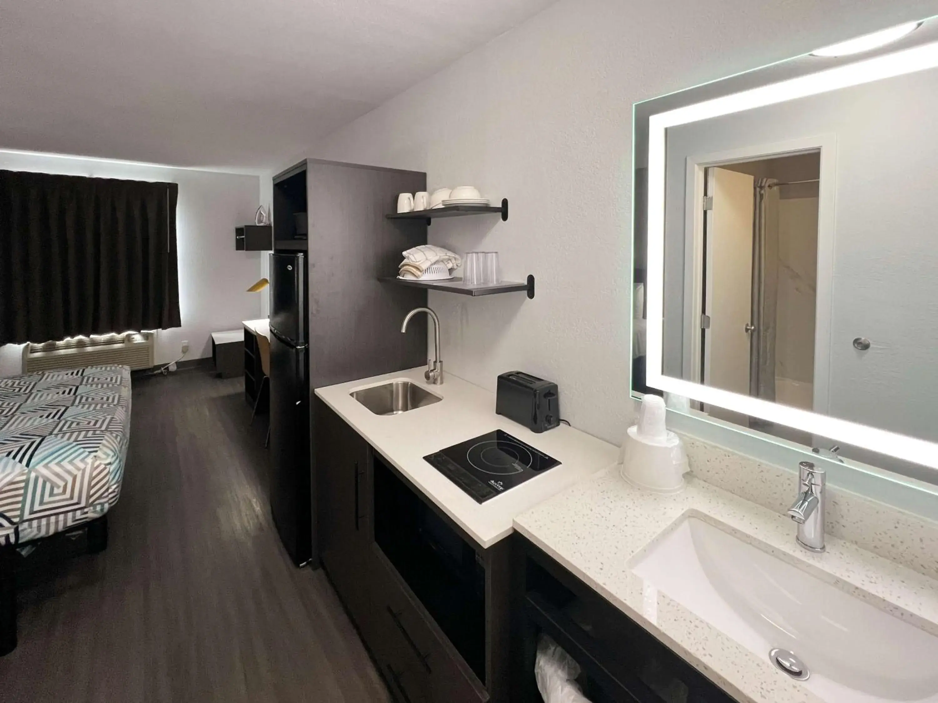 Bedroom, Bed in Studio 6 Altoona, IA - Des Moines East Bedroom, Bed in Studio 6 Altoona, IA - Des Moines East