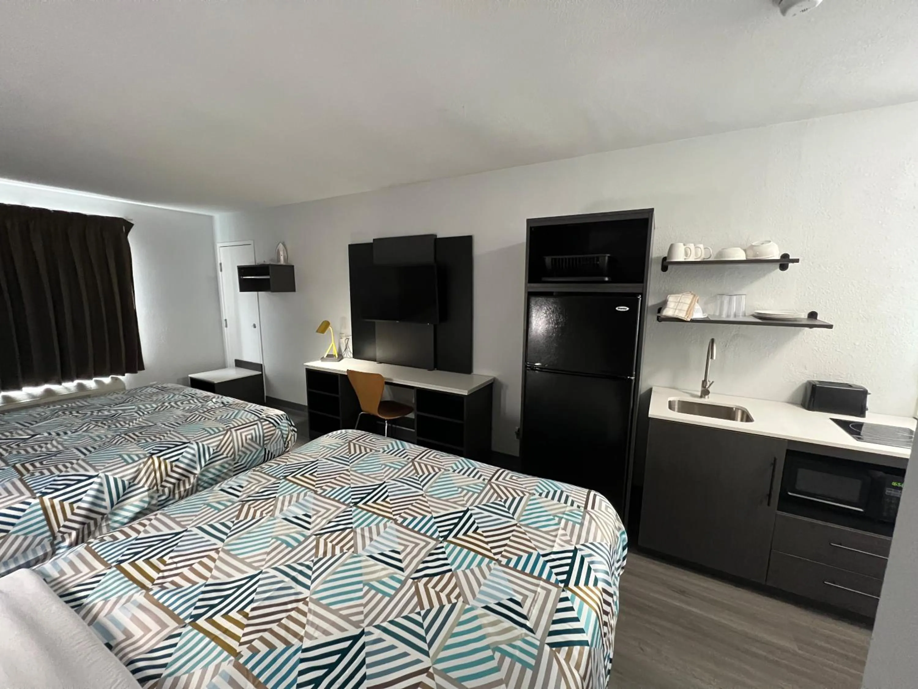 Bedroom, Bed in Studio 6 Altoona, IA - Des Moines East