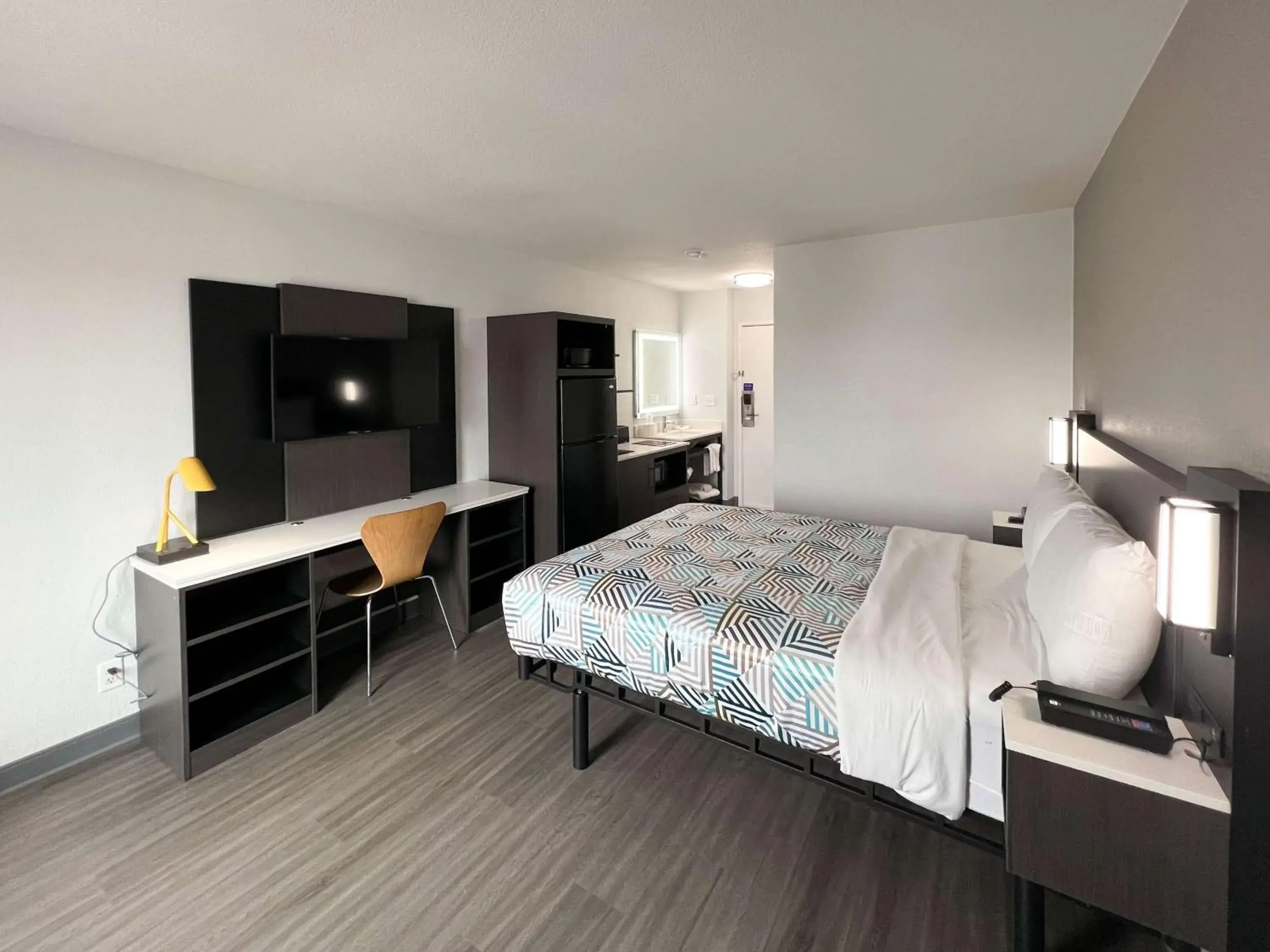 Bedroom, Bed in Studio 6 Altoona, IA - Des Moines East Bedroom, Bed in Studio 6 Altoona, IA - Des Moines East