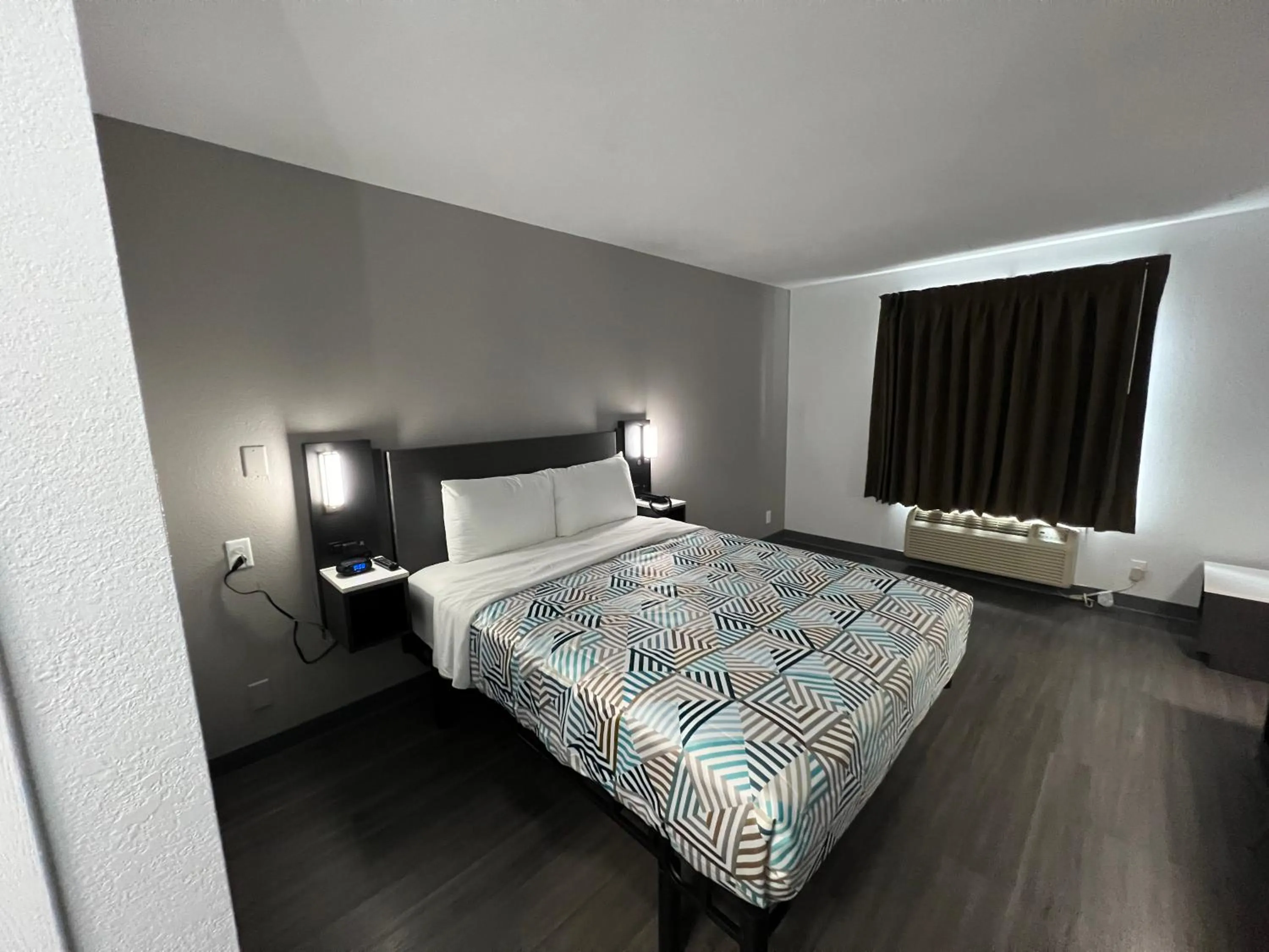 Bedroom, Bed in Studio 6 Altoona, IA - Des Moines East