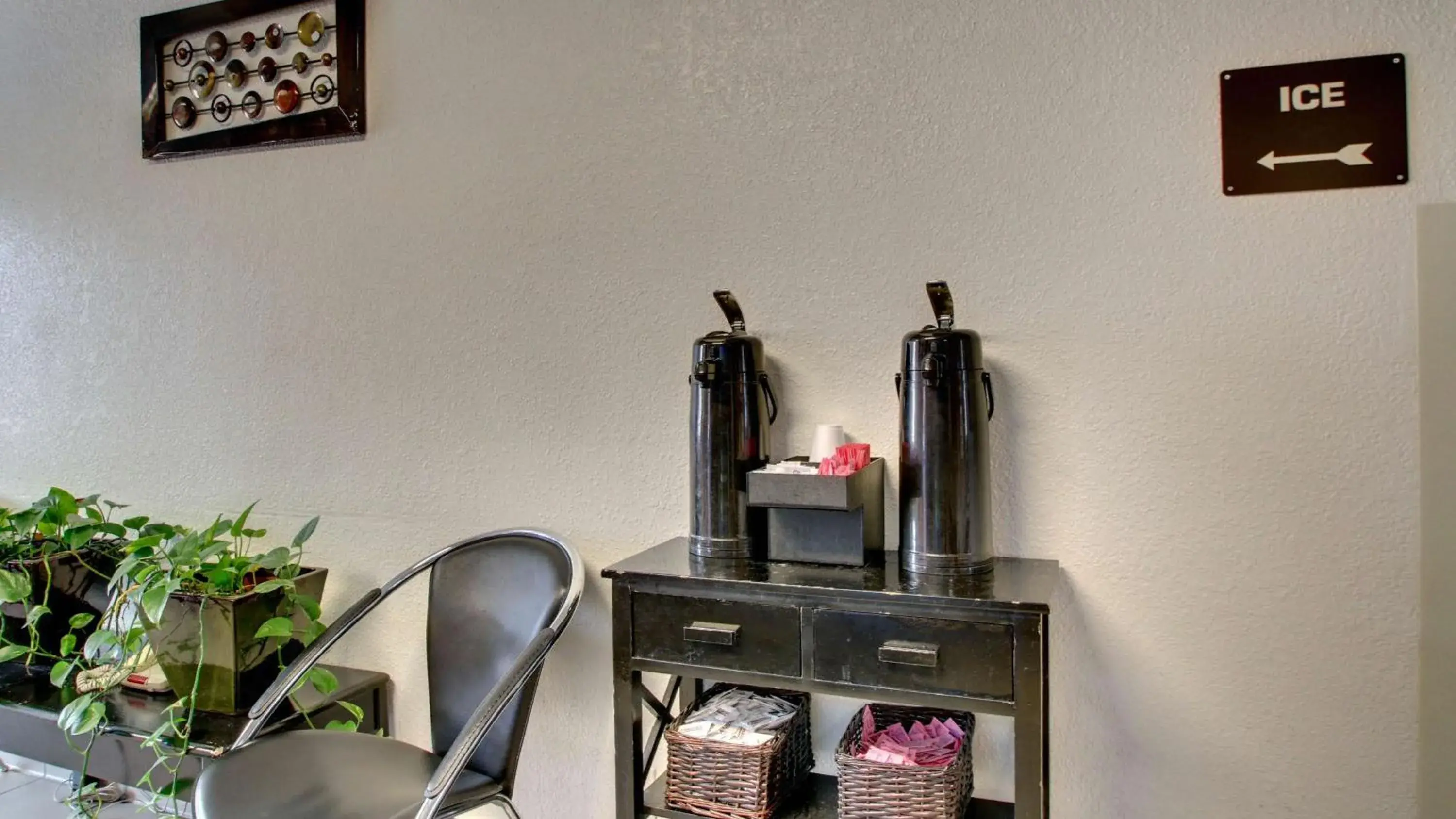 Restaurant/places to eat in Studio 6 Altoona, IA - Des Moines East Restaurant/places to eat in Studio 6 Altoona, IA - Des Moines East