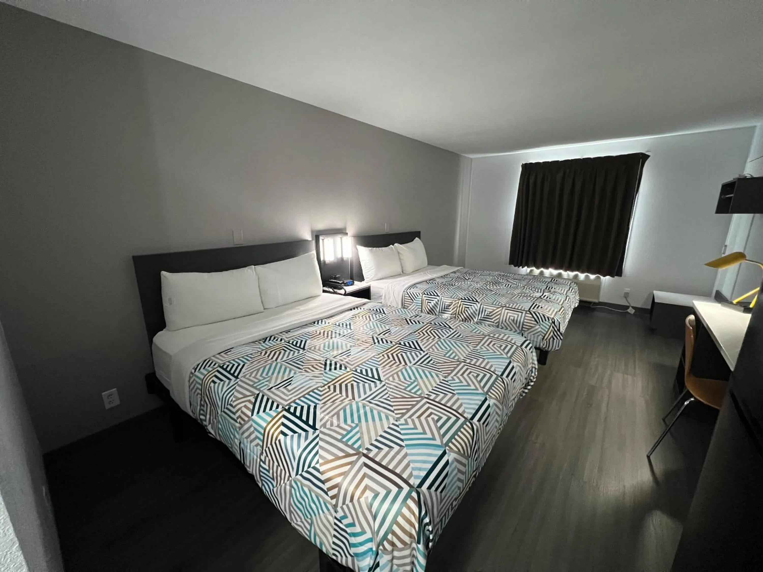 Bedroom, Bed in Studio 6 Altoona, IA - Des Moines East