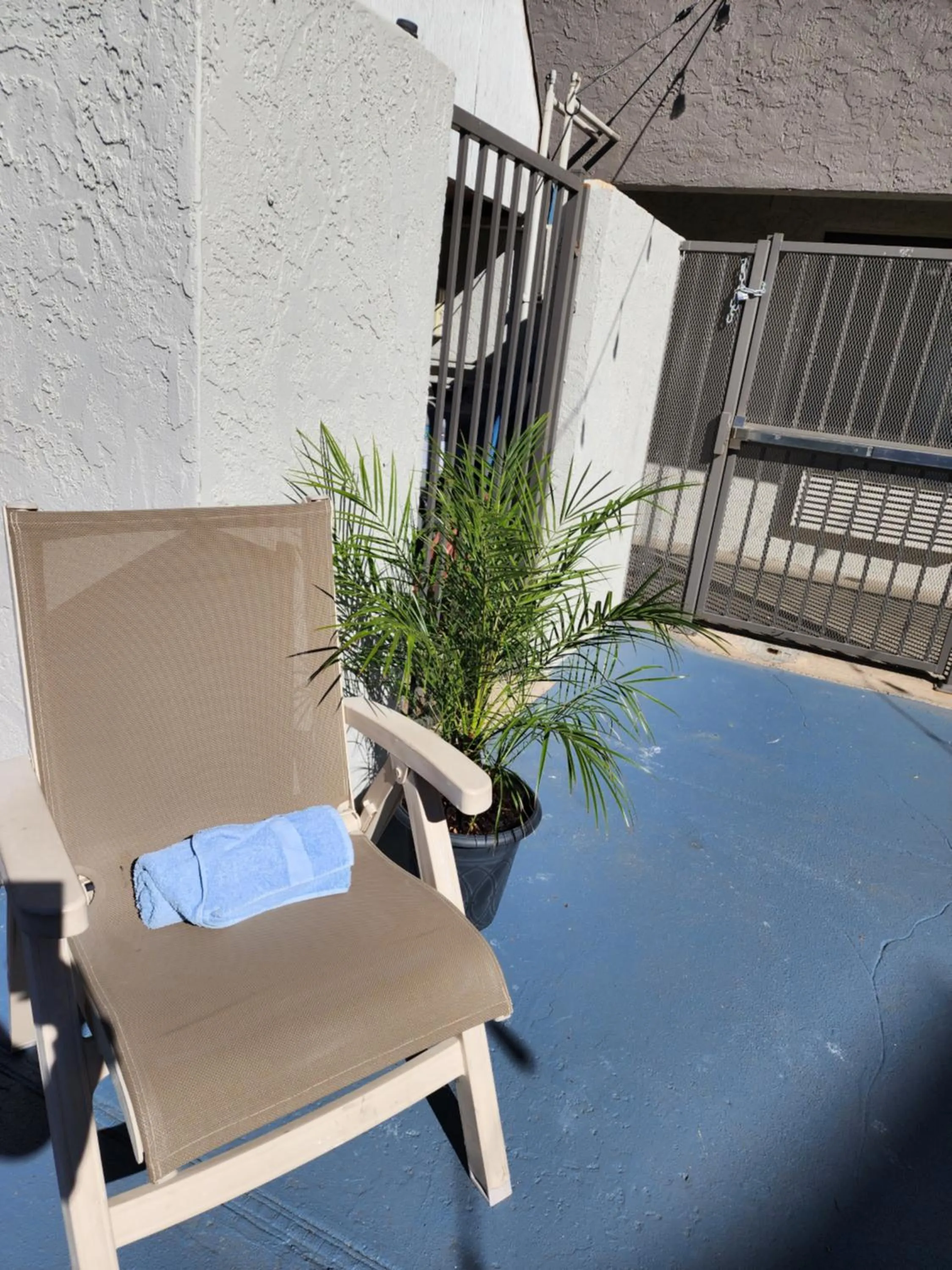 Swimming pool in Motel 6 Sacramento CA Natomas