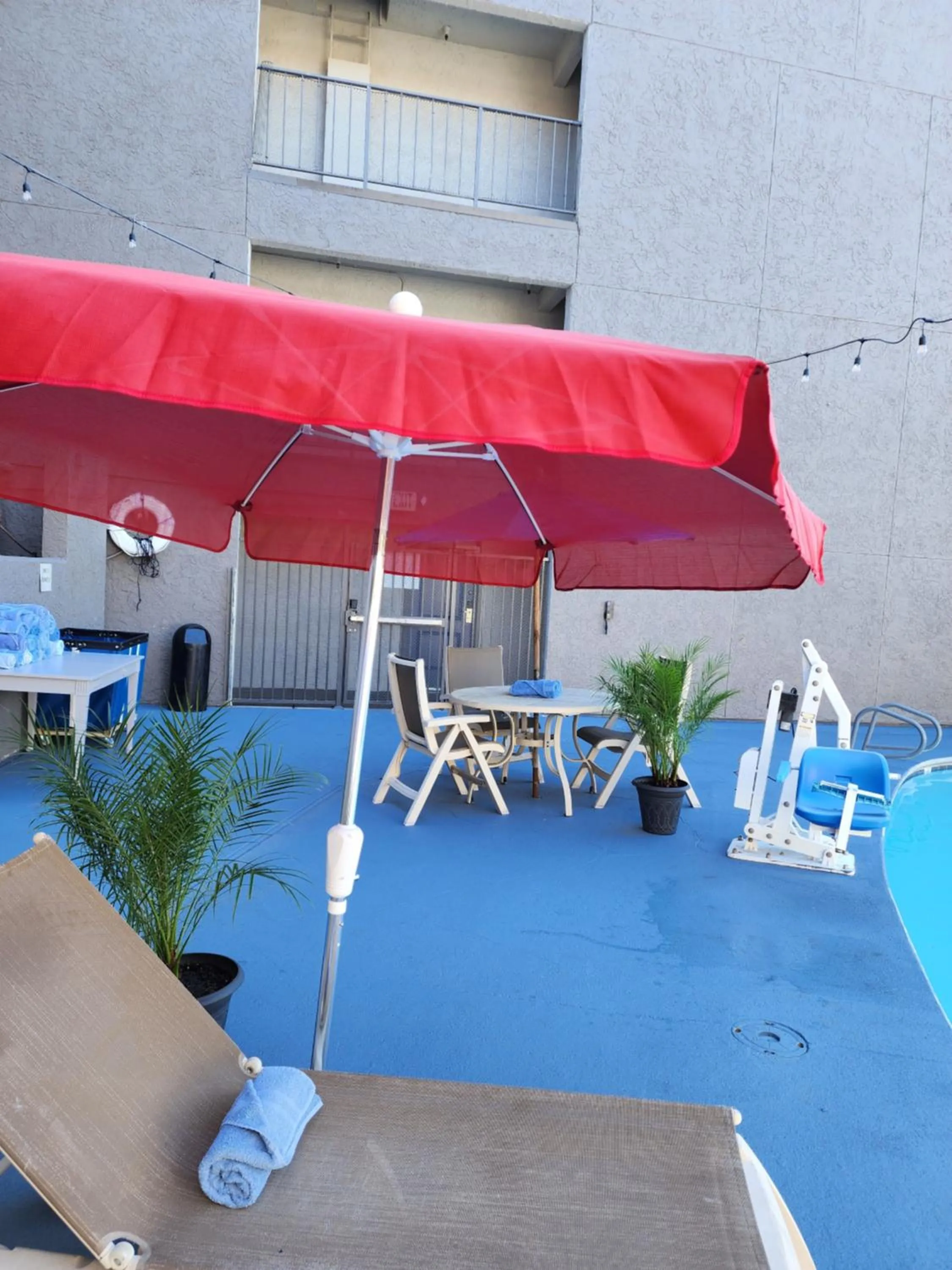 Swimming pool in Motel 6 Sacramento CA Natomas