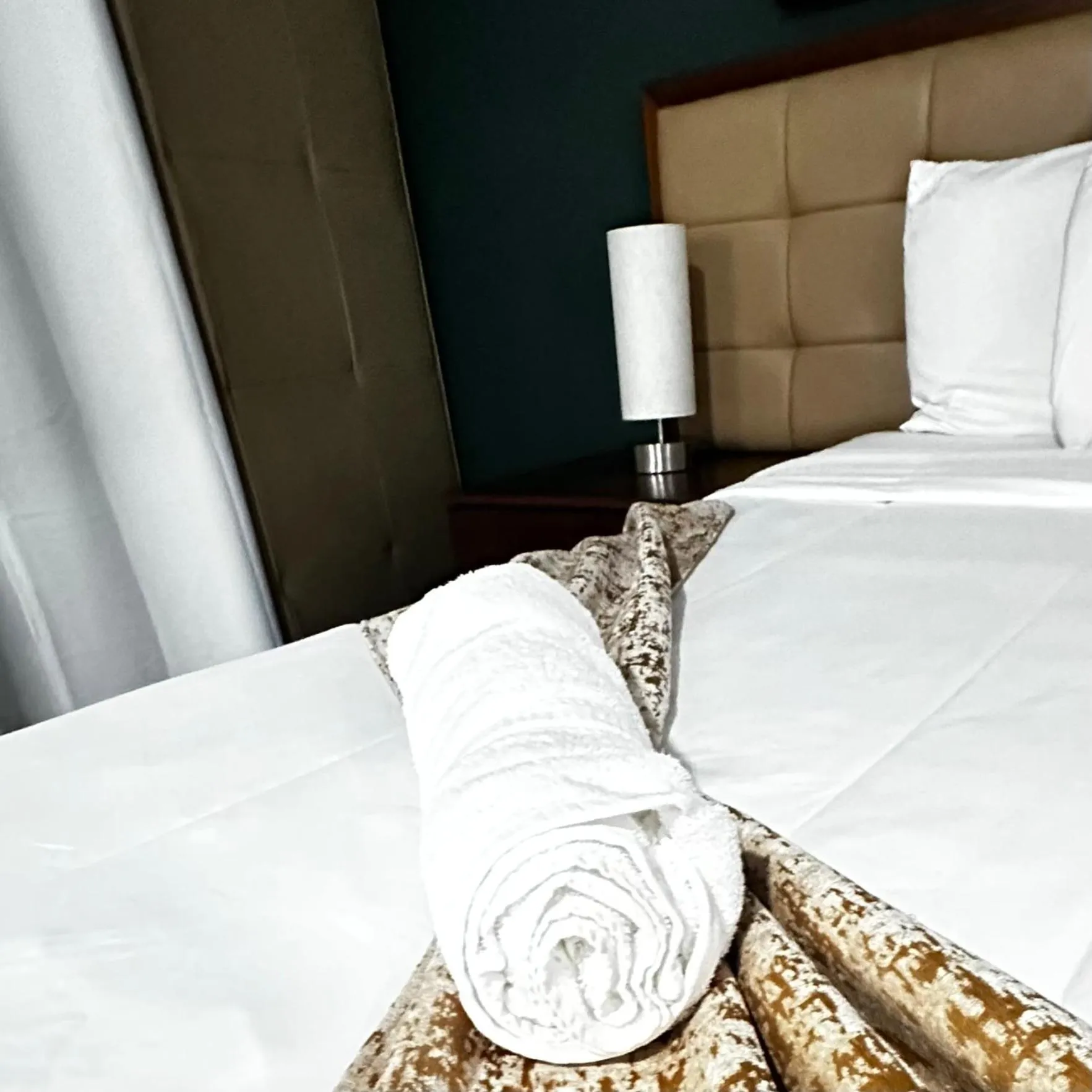 Bed in SJ SUITES HOTEL