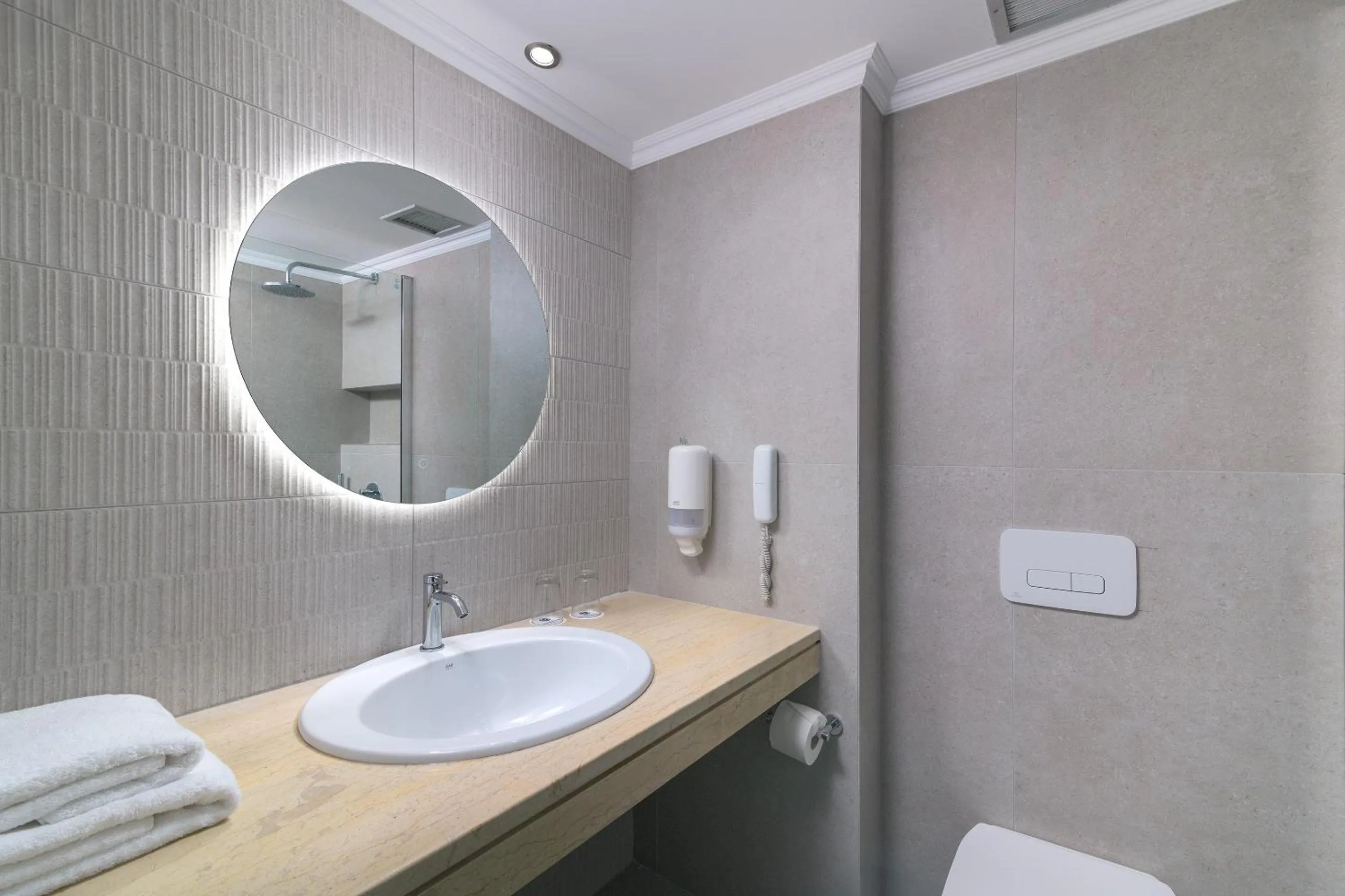 Bathroom in Hotel Niriides Beach