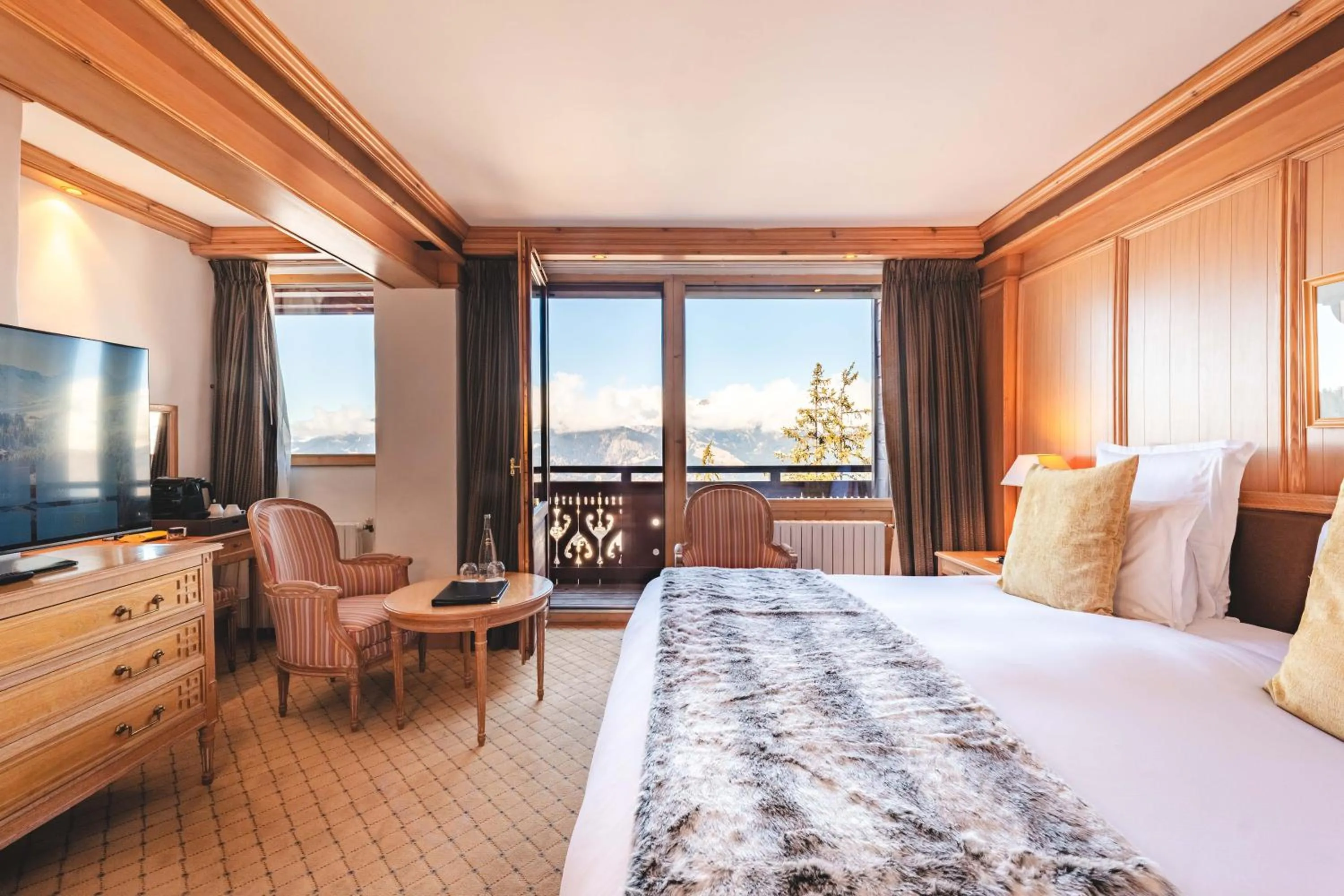 Balcony/Terrace, Bed in Hotel Carlina