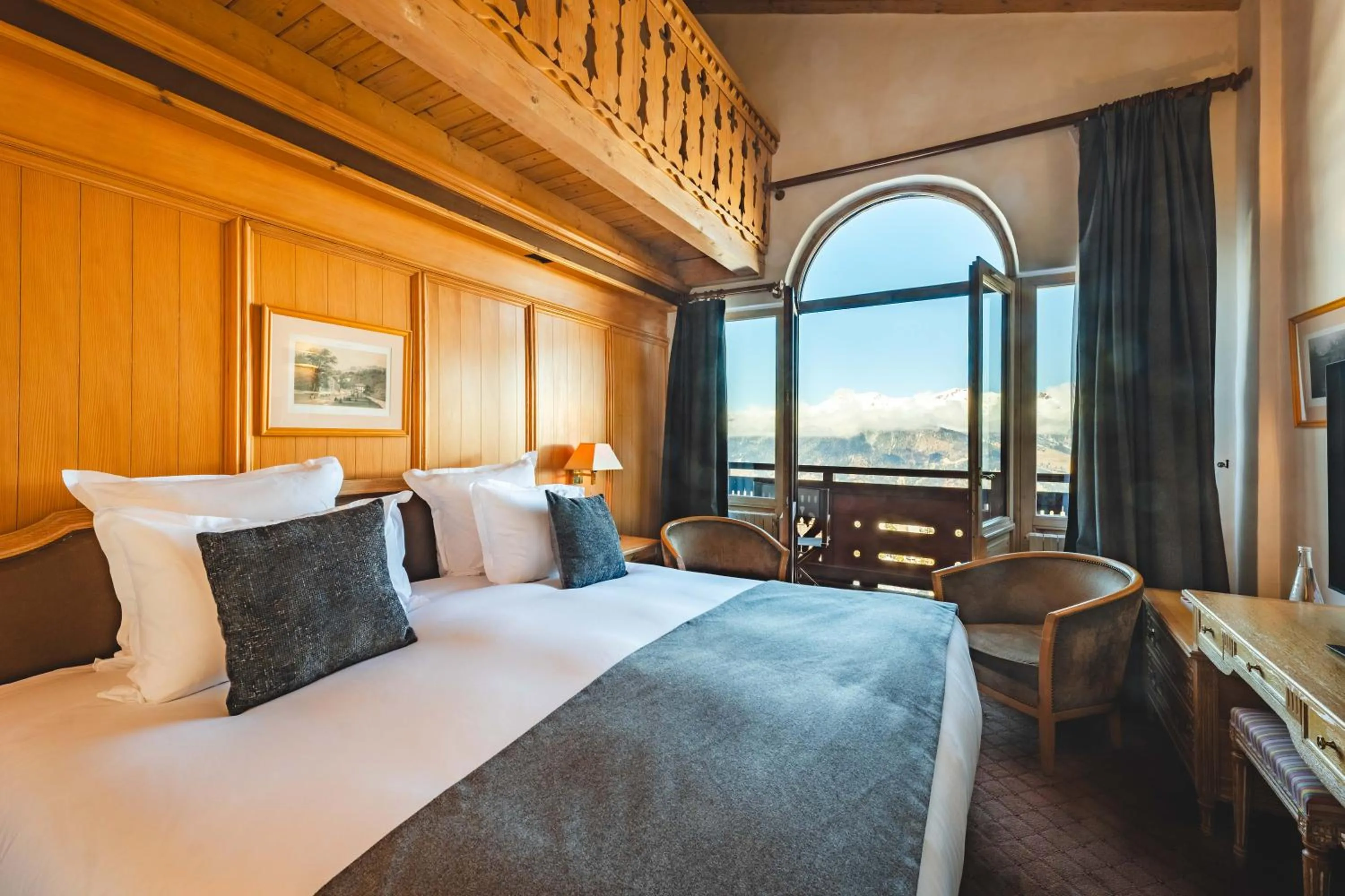 Balcony/Terrace, Bed in Hotel Carlina