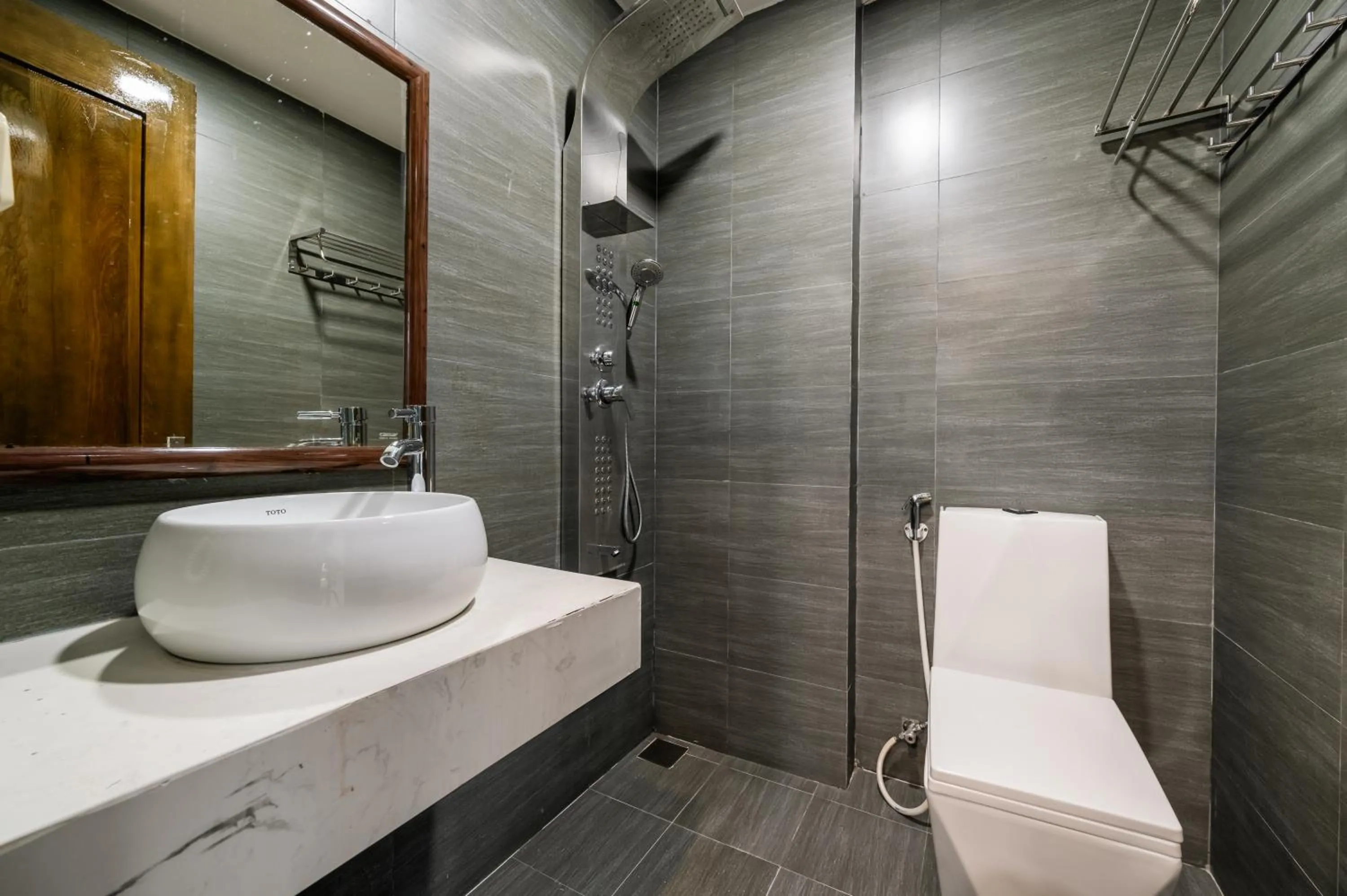 Bathroom in Sydney Da Nang Hotel & Apartment