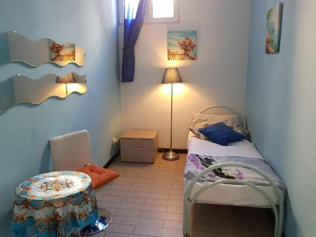 Single Room with Shared Bathroom in Family Hostel Milano Single Room with Shared Bathroom in Family Hostel Milano