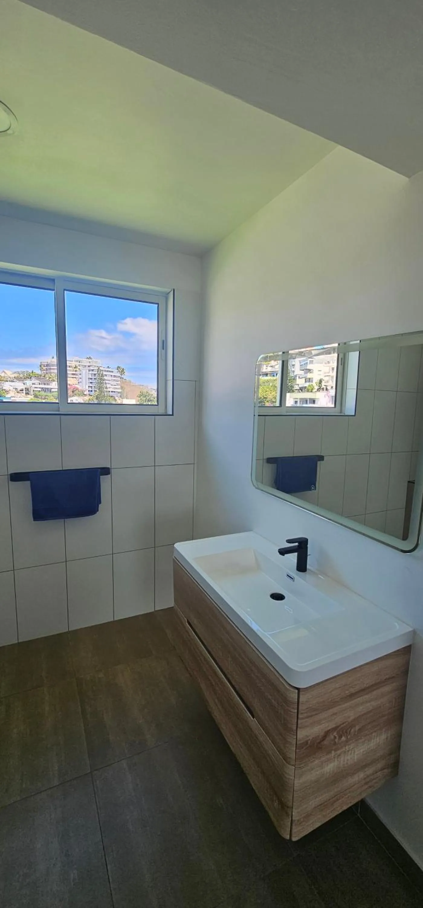 Bathroom, Bed in Auberge du MOCAMBO