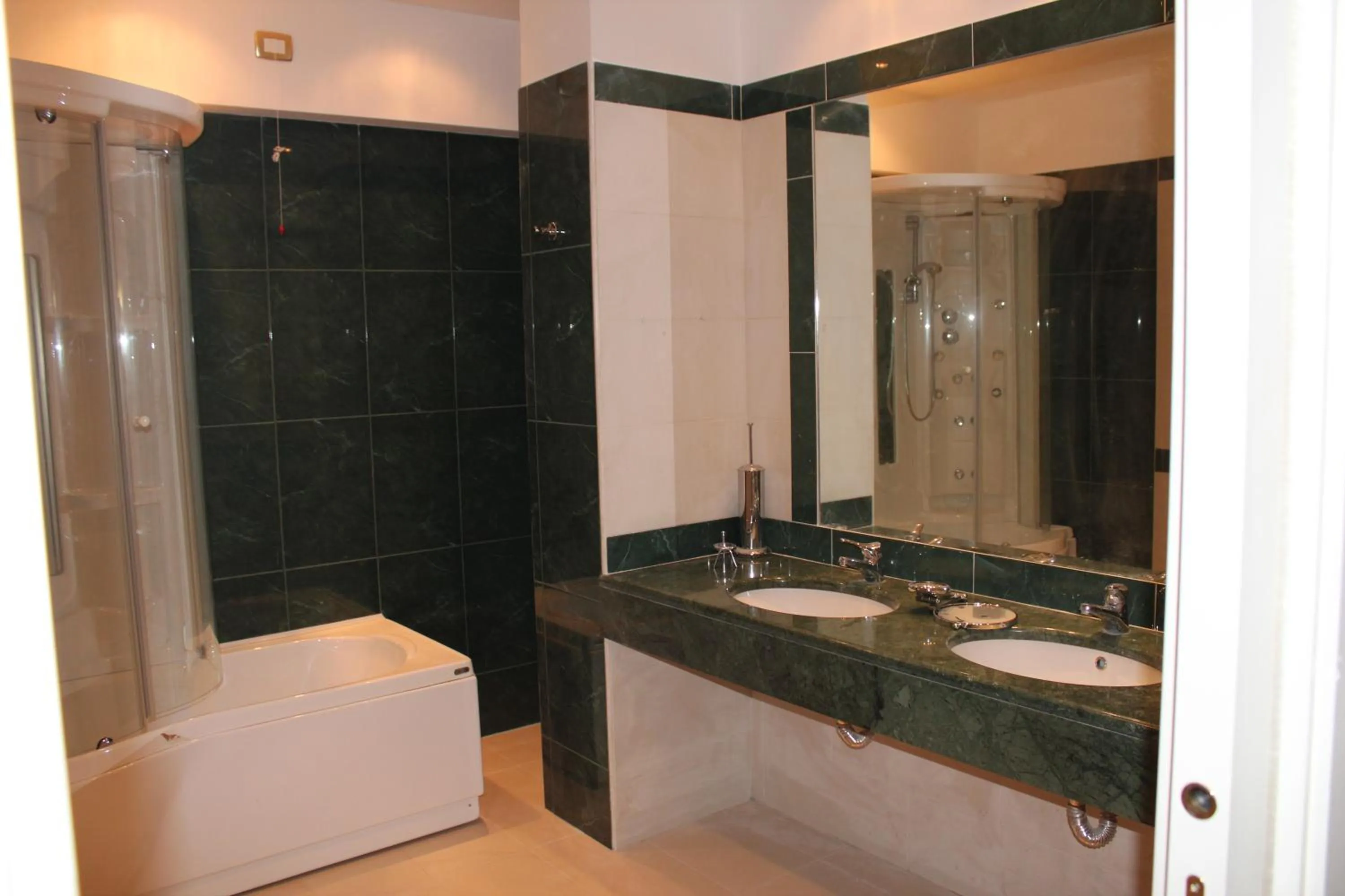 Bathroom in Aretusa Palace Hotel